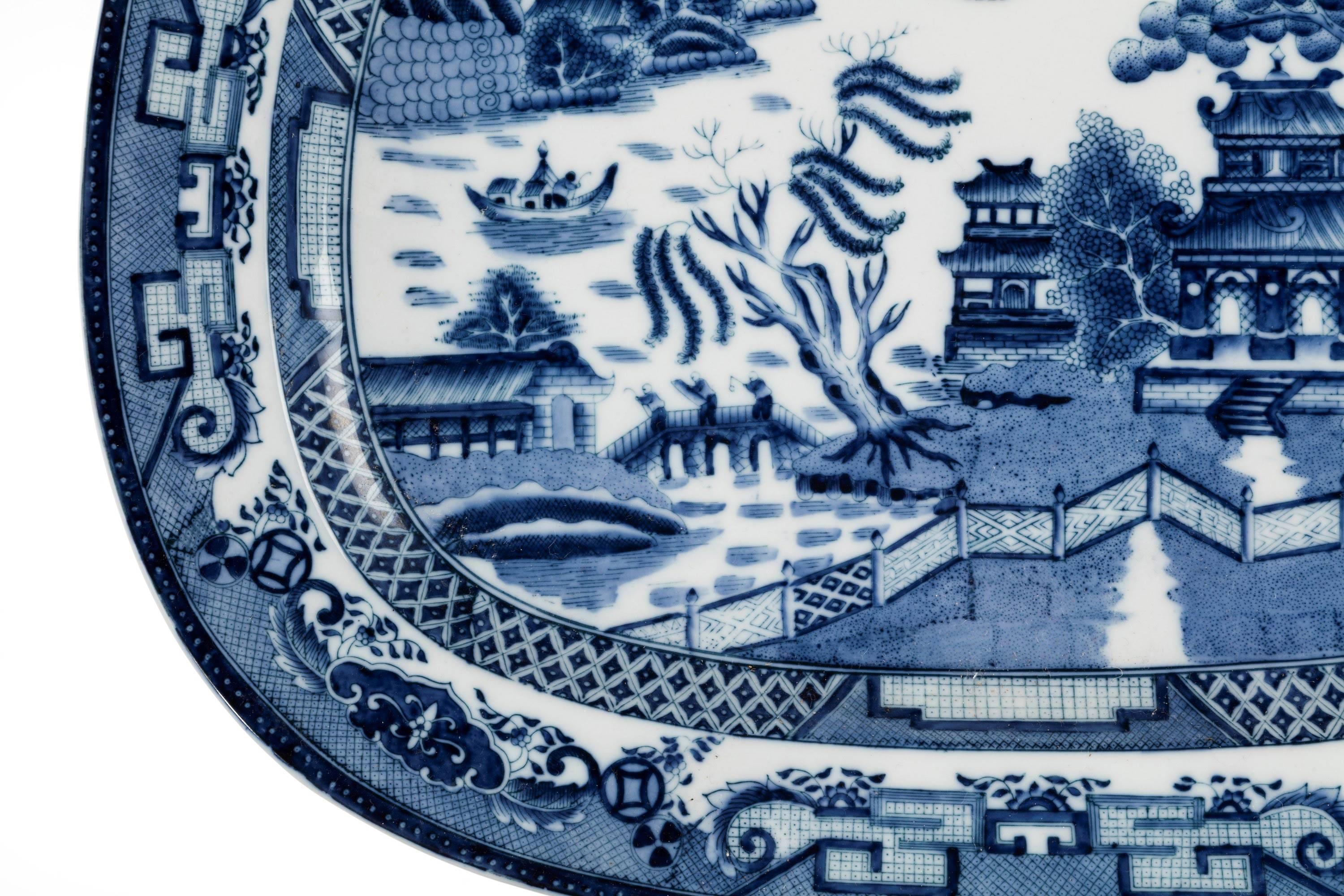 Suite of Three Mid-19th Century Graduated Pottery Willow Pattern Achetes 4