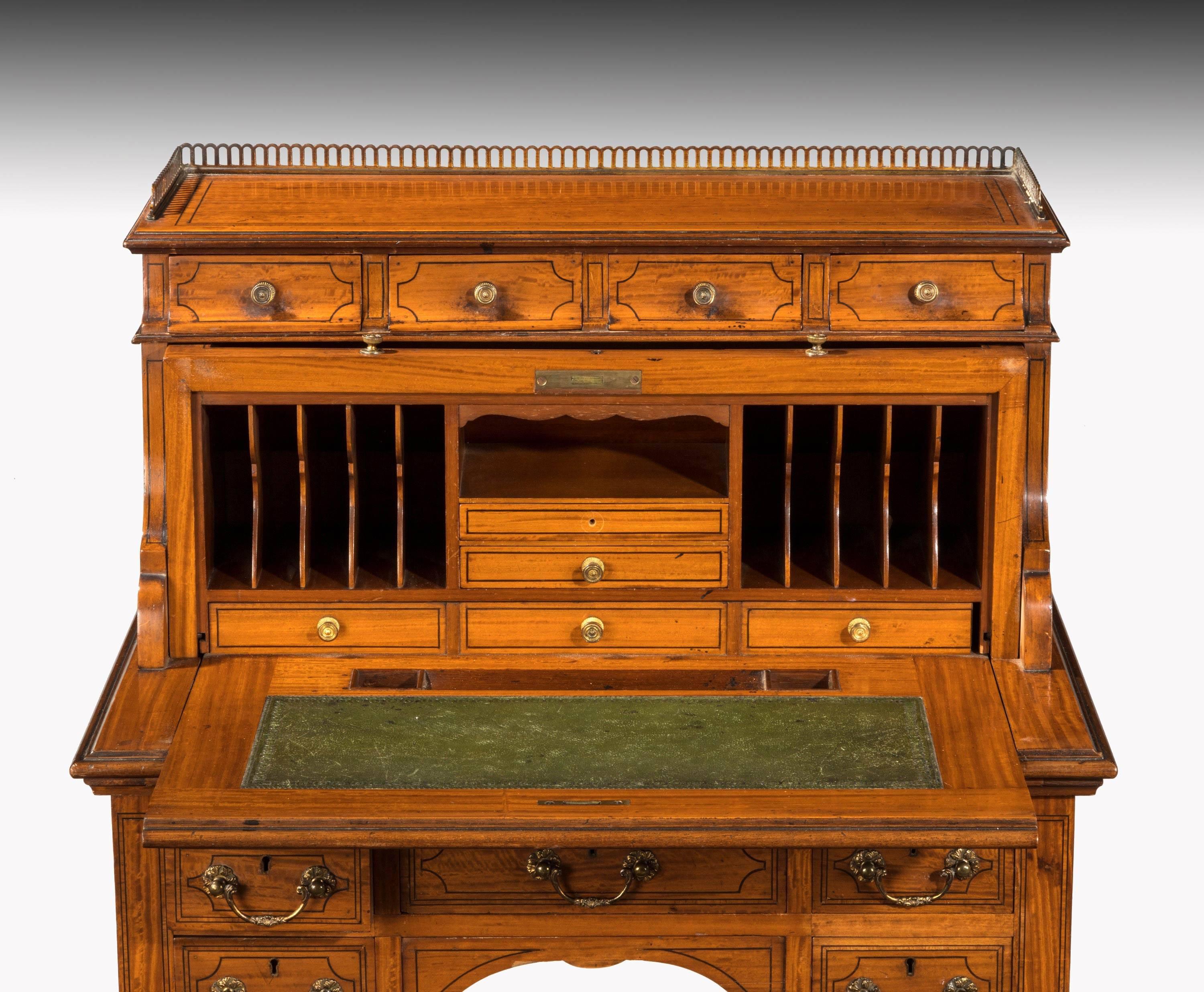 Edwardian Period Satinwood and Mahogany Ladies Cylinder Bureau In Good Condition For Sale In Peterborough, Northamptonshire