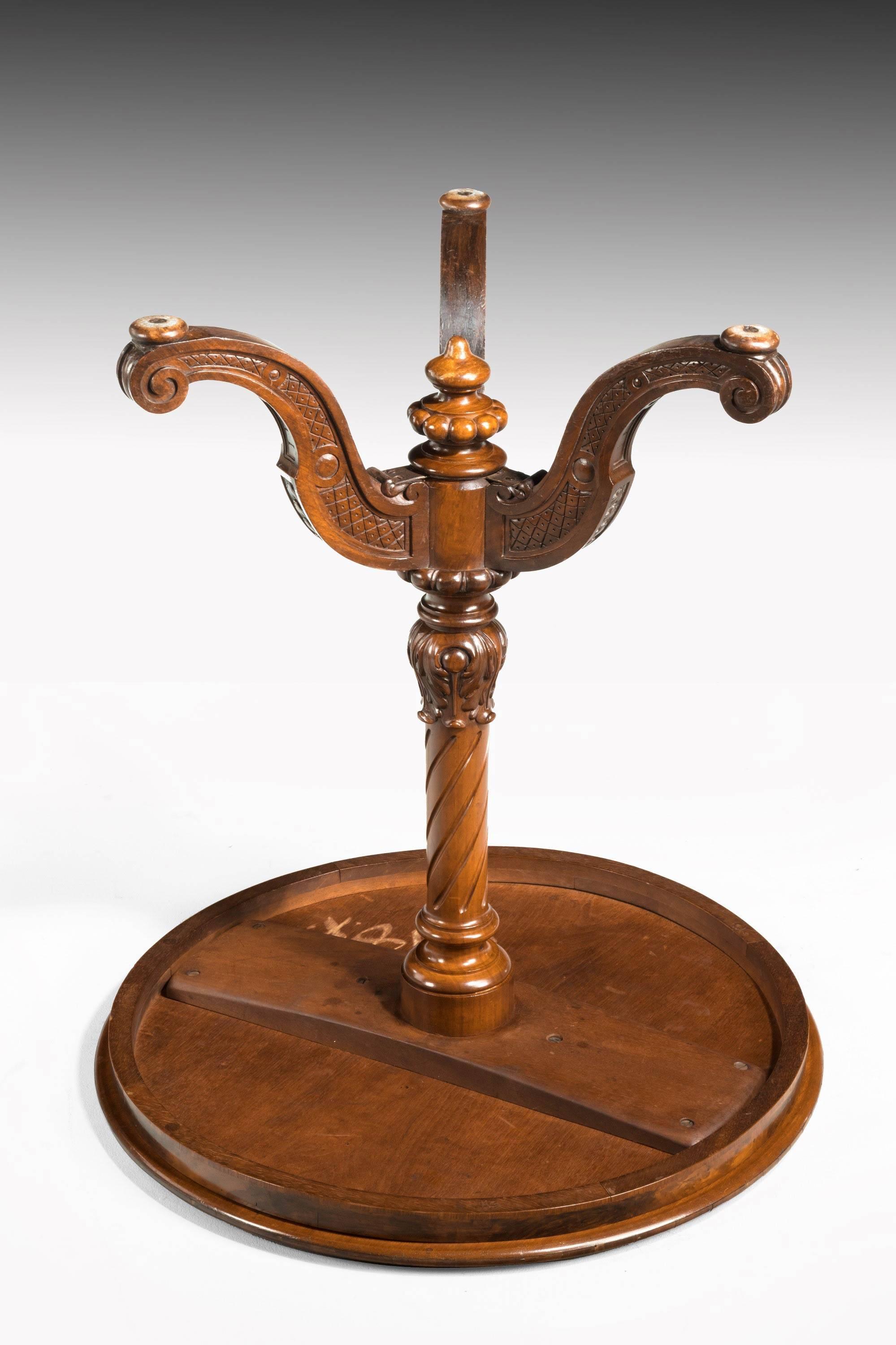 Mid-19th Century Small Burr Walnut Occasional Table In Excellent Condition In Peterborough, Northamptonshire