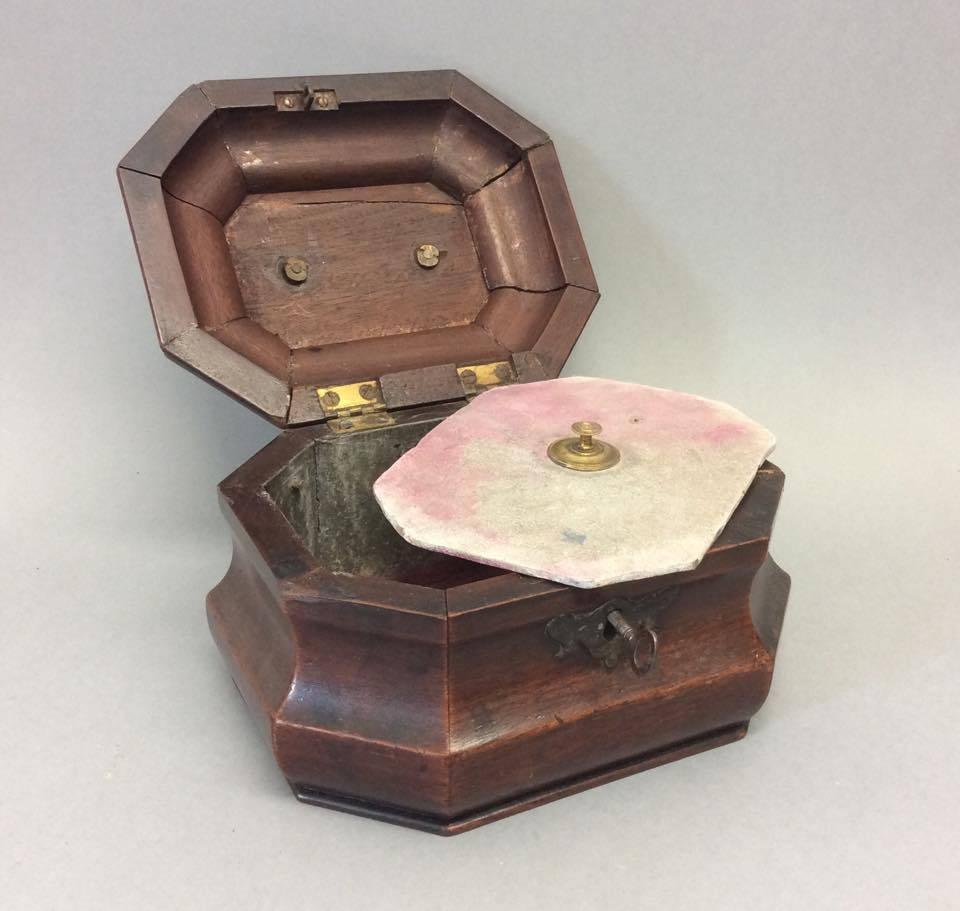 George III Period Mahogany Tobacco Box In Excellent Condition In Peterborough, Northamptonshire
