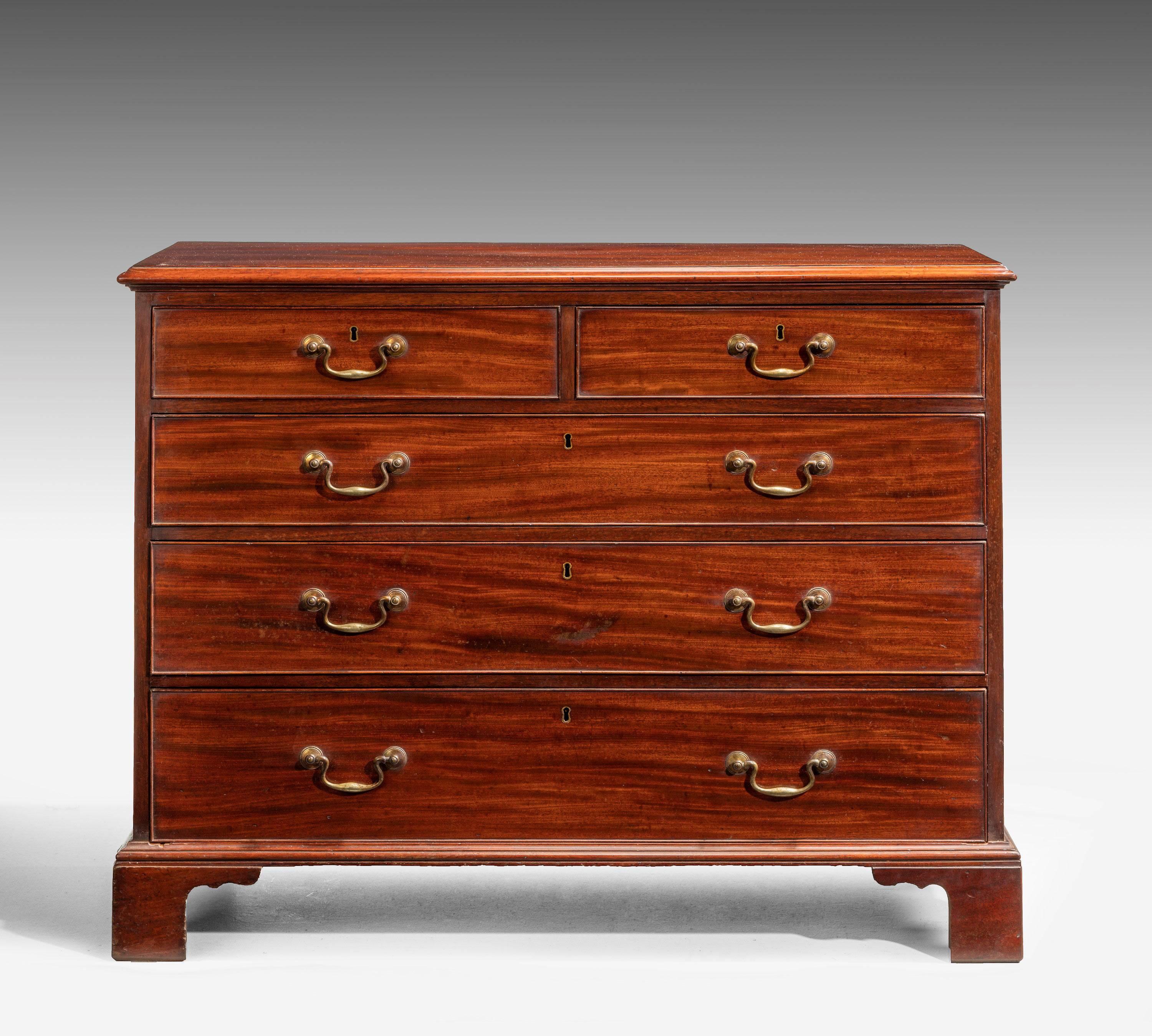A good George III mahogany chest of drawers with fine quality and original cast swan neck handles. Fine oak linings to the drawers and original bracket feet.

RR