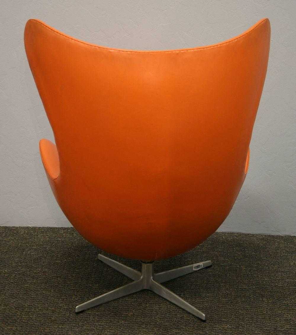 Arne Jacobsen, Orange Egg Chair and Ottoman In Excellent Condition For Sale In Tucson, AZ