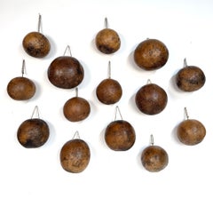 Collection de 14 anciennes gourdes à boire anciennes provenant d'Indonésie.