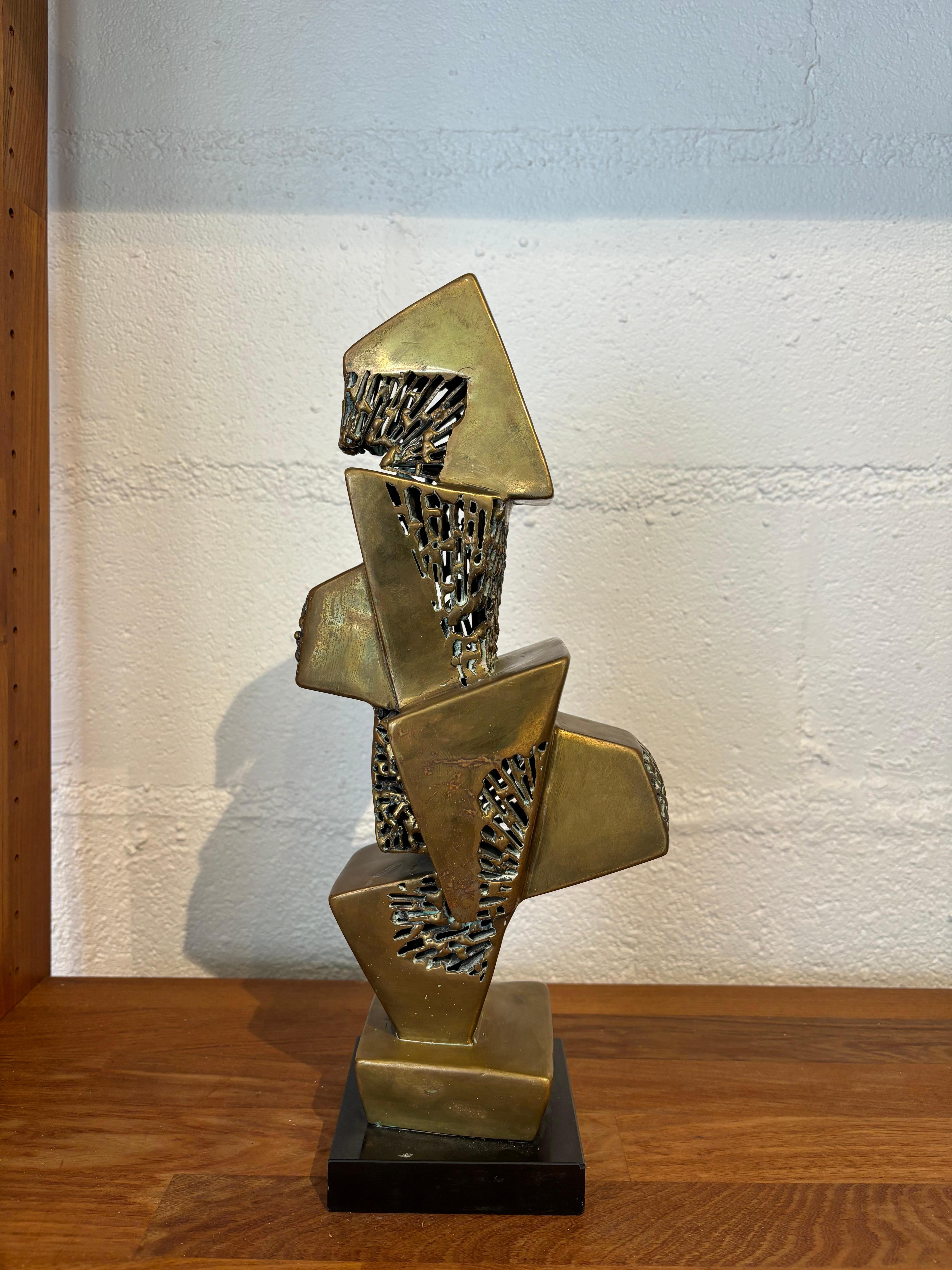 Jolie sculpture en ronde bosse pzr Deitrich-Mohr en bronze texturé. 