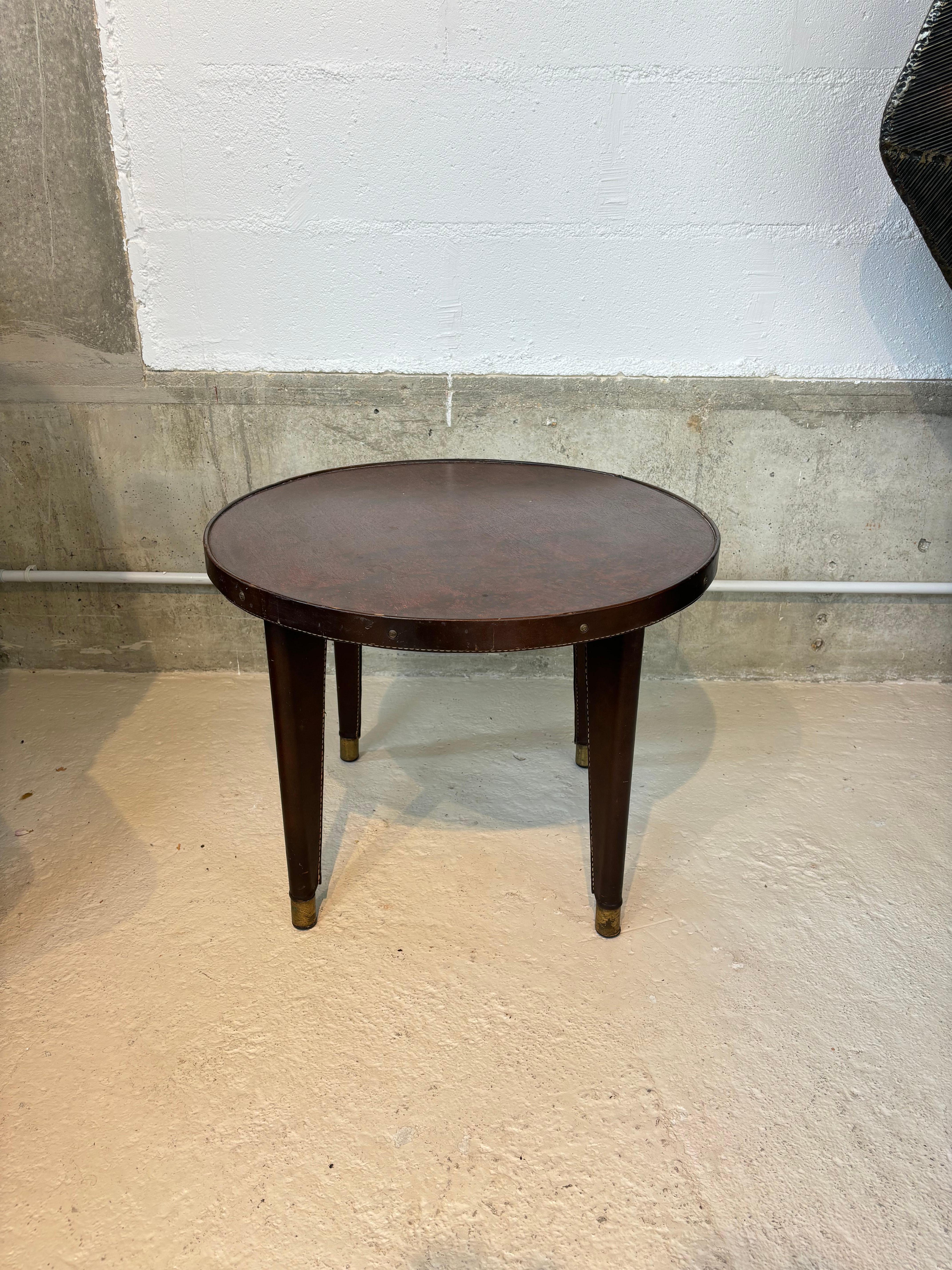 Table d'appoint ou table basse par Jacques Quinet provenant d'un hôtel du sud de la France entièrement décoré par Jacques Quinet. 