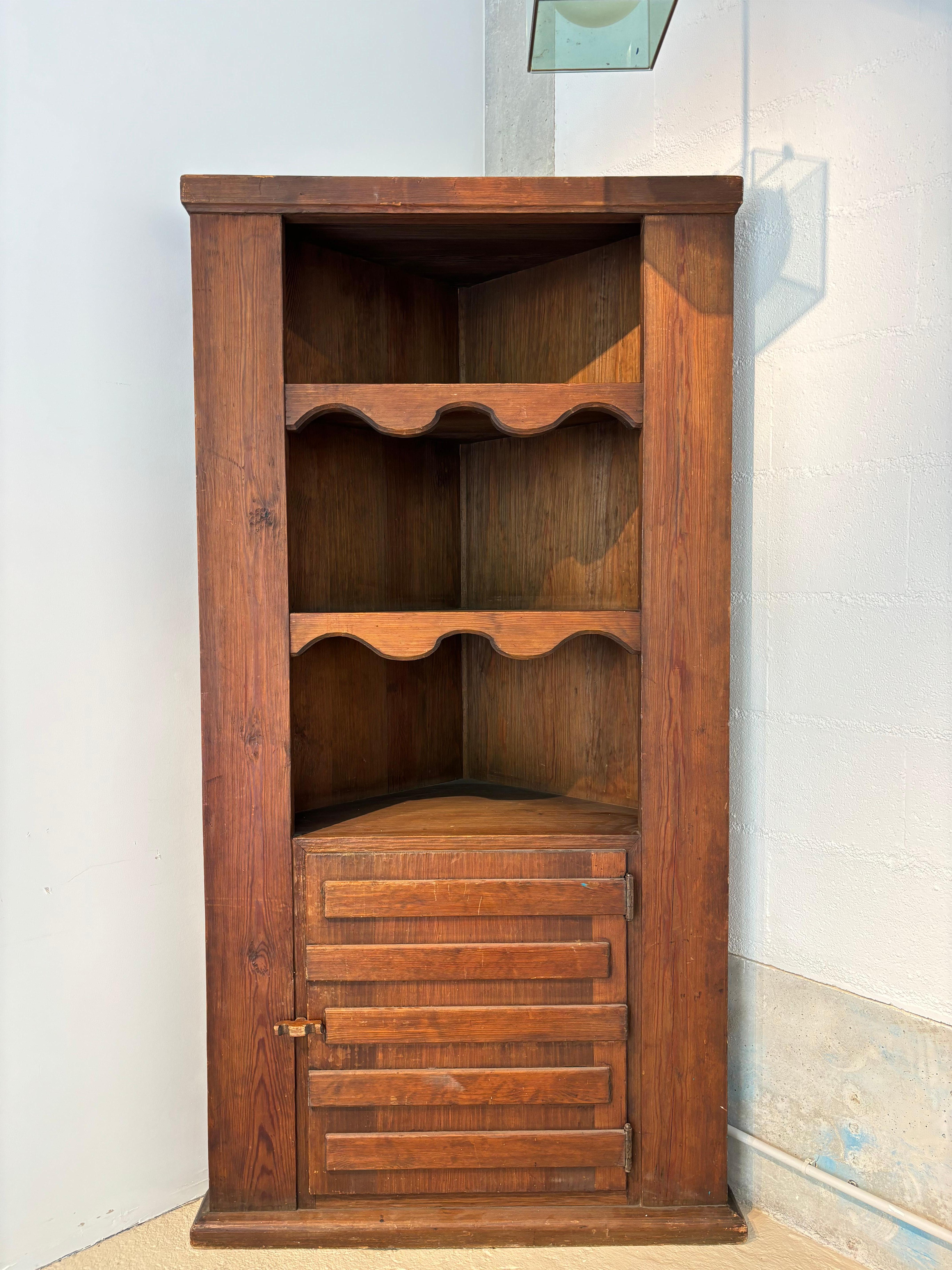 Jolie meube d'encoignure par Axel Einar Hjorth vers 1930, pour Nordiska Kompaniet 