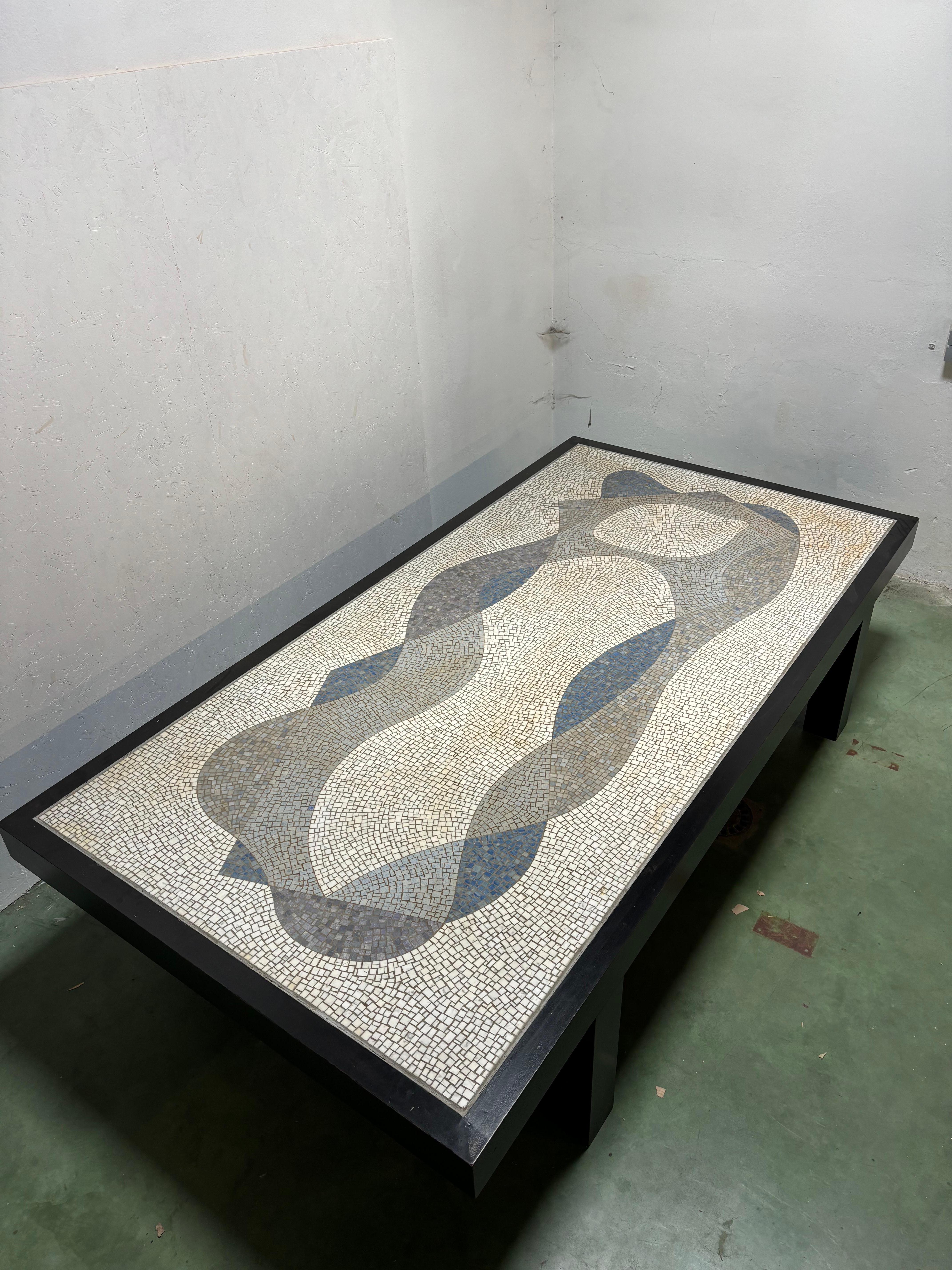 Incroyable et splendide table de Joaquim Tenreiro, c’est une commande spéciale pour une villa à Jardim, sao paulo. 
Elle mesure 315 cm sur 165 et présente un sublime travail de mosaique sur le plateau. 
C’est une pièce unique. 