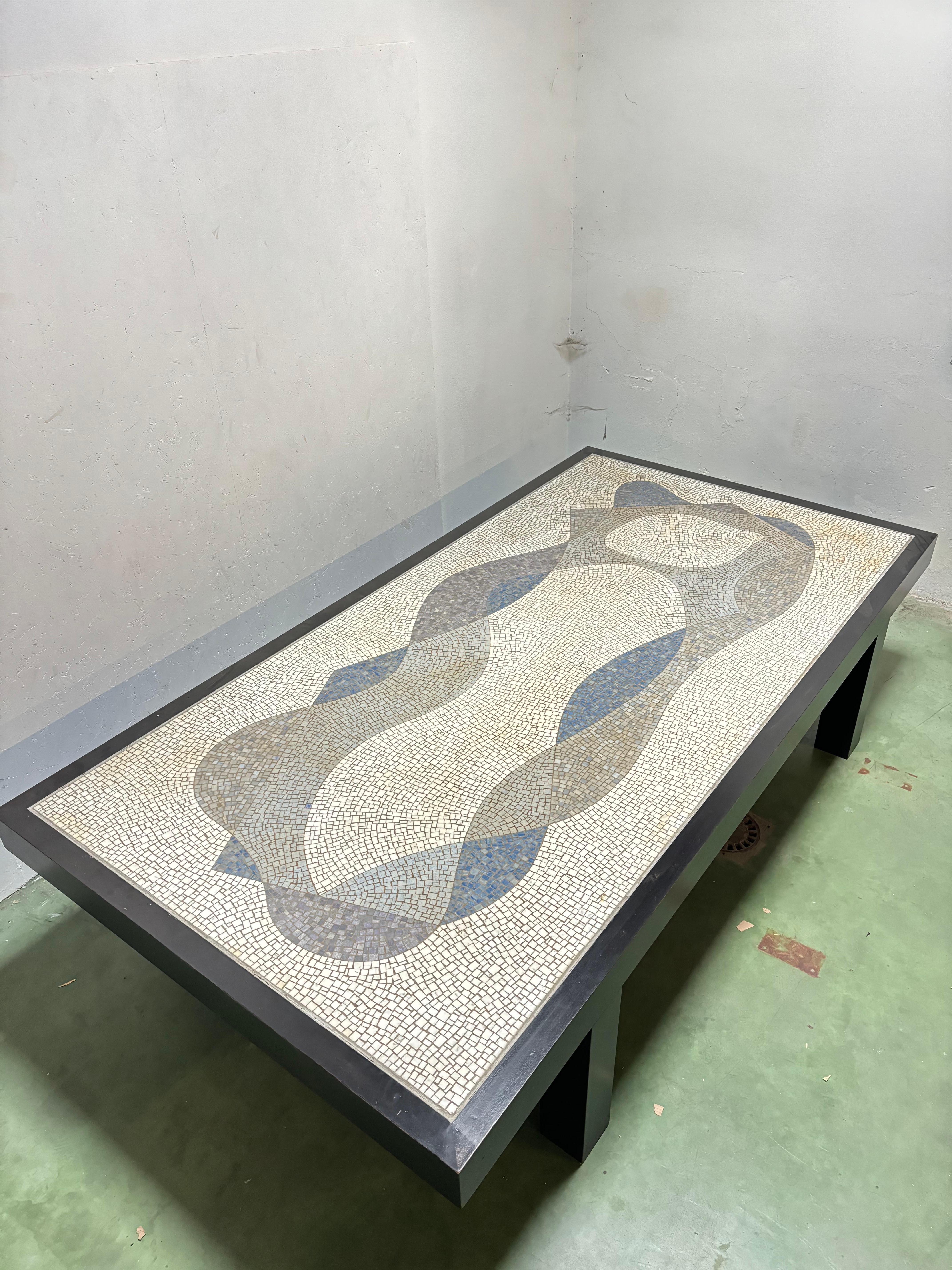 Mid-Century Modern Gorgeous and impressive dining table by Joaquim Tenreiro For Sale