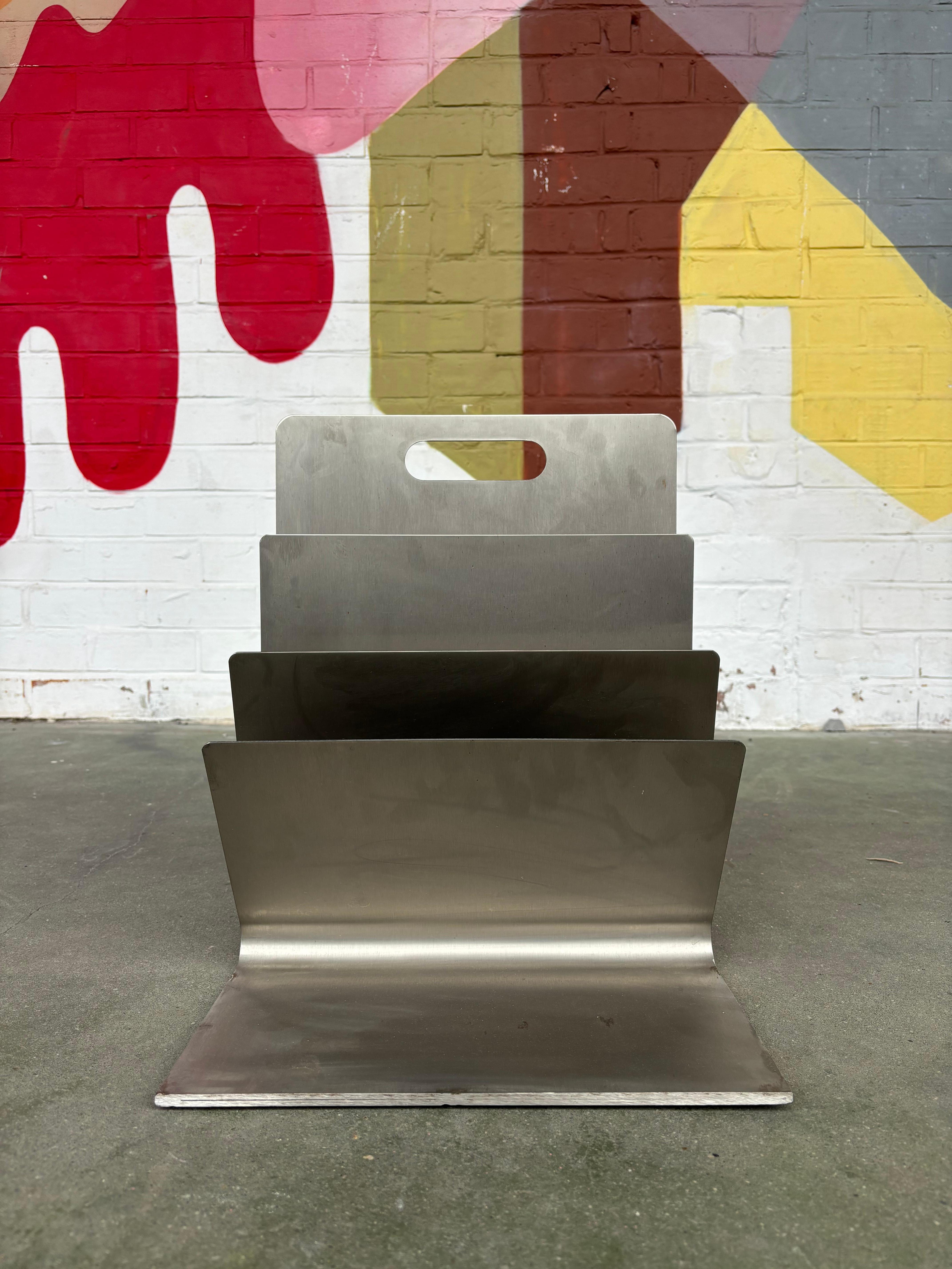 Magazine rack by Xavier Féal In Good Condition For Sale In SAINT-OUEN-SUR-SEINE, FR
