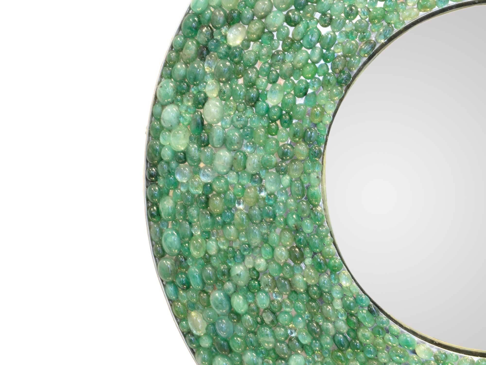 Kam Tin
Very refined mirror covered with emeralds.

Diam.: 26 cm.

France, 2016.
Unique piece.
