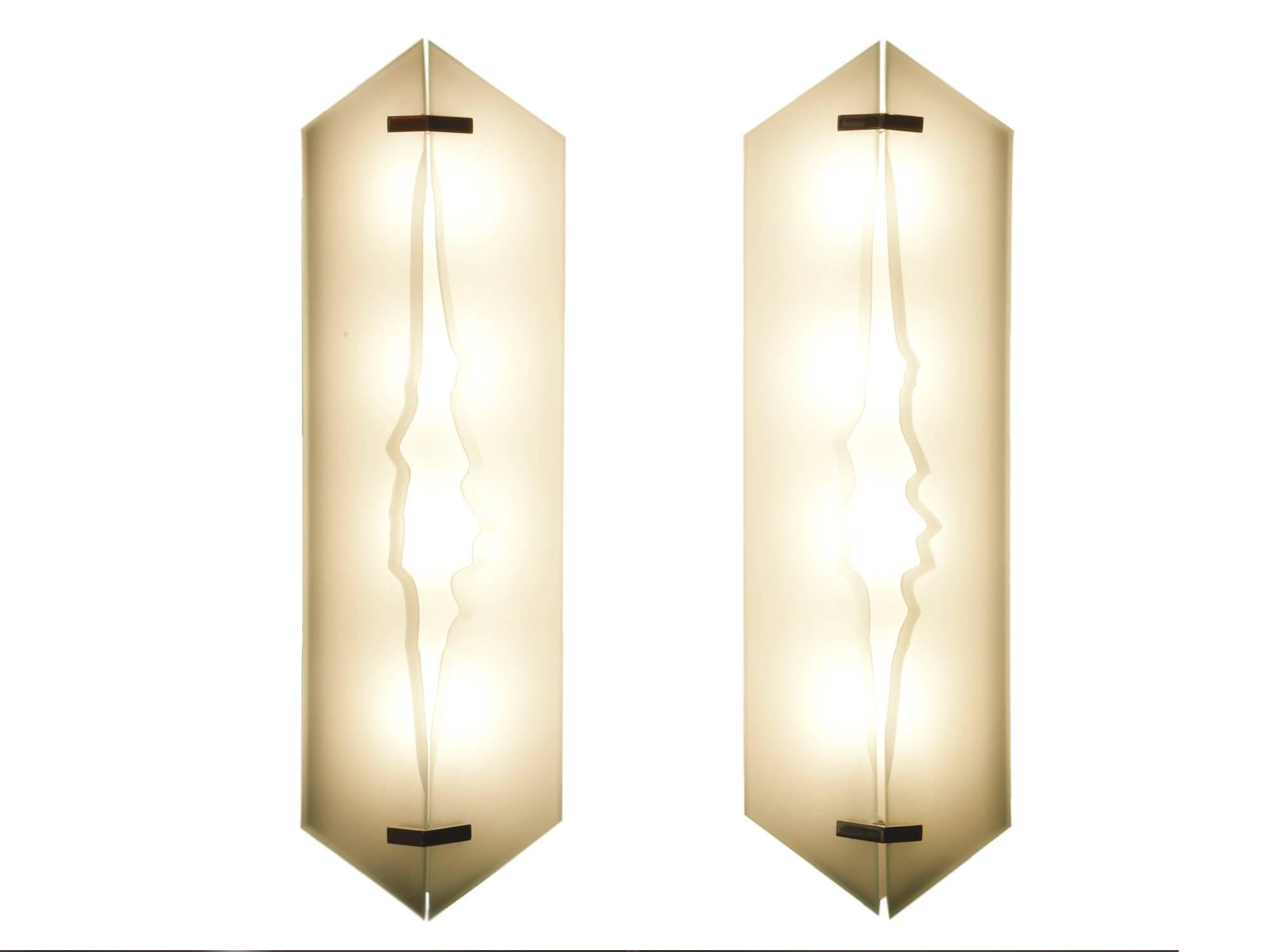 Pair of wall lights
Glass, sandblasted glass, lacquered steel
Italy, circa 1960
Measures: H 62 x W 17 x D 10 cm
H 24 3/8 x W 6 3/4 x D 3 7/8 inch.