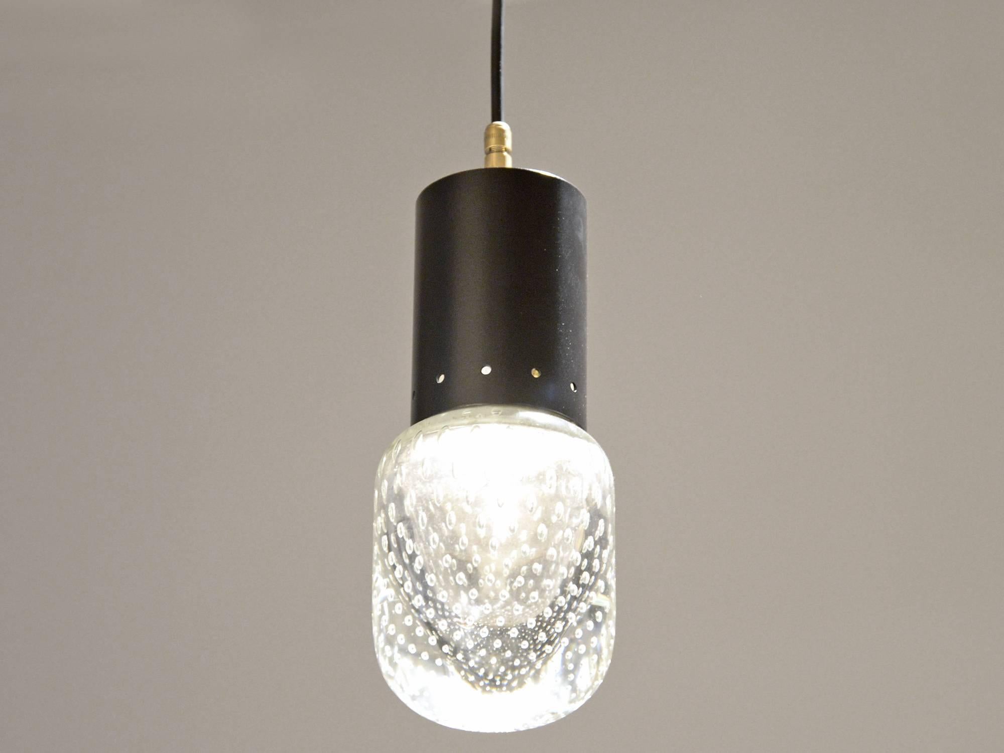 Gino Sarfatti
Pendant light
Bubbled glass, lacquered metal, rope
Made for Seguso.
Italy, circa 1950.
Measures: H 95 x D 6 cm.