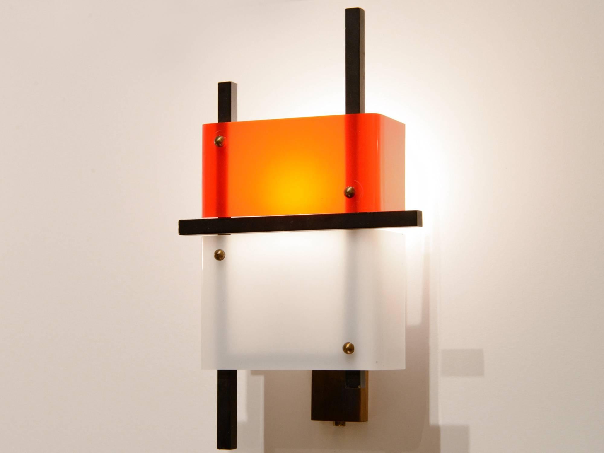 Pair of Wall Lights by Stilnovo in Plexiglass and Metal, Italy, circa 1950 In Excellent Condition For Sale In Paris, FR