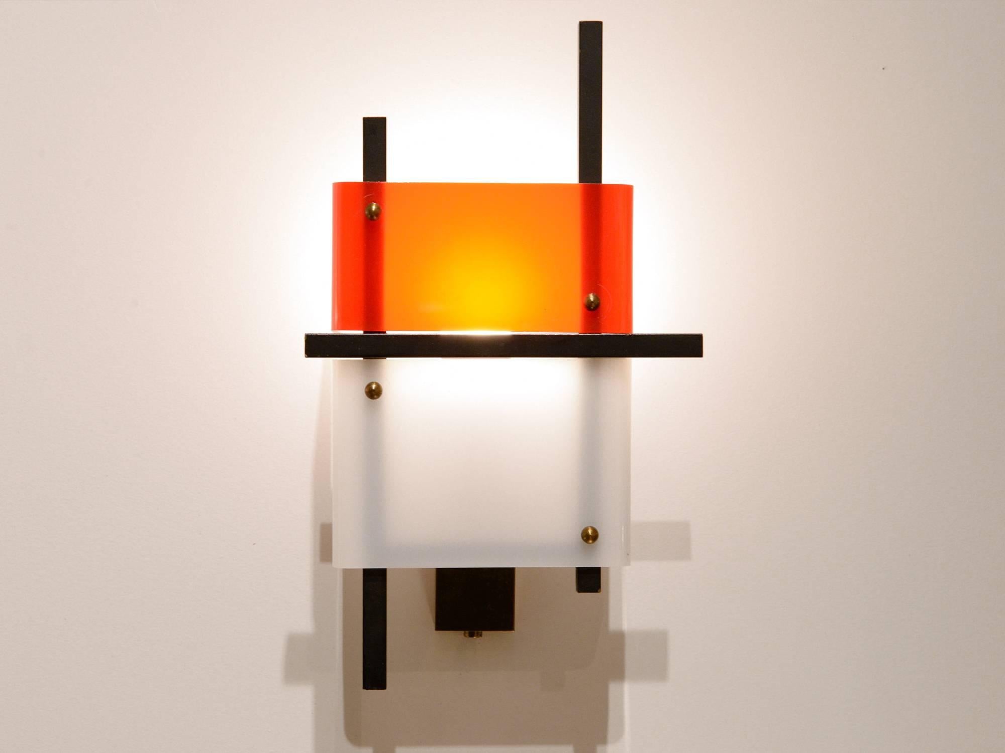 Stilnovo
Pair of wall lights
Red and white plexiglass, black lacquered metal
Italy, circa 1950
Measures: H 23 x W 13 x D 9 cm.