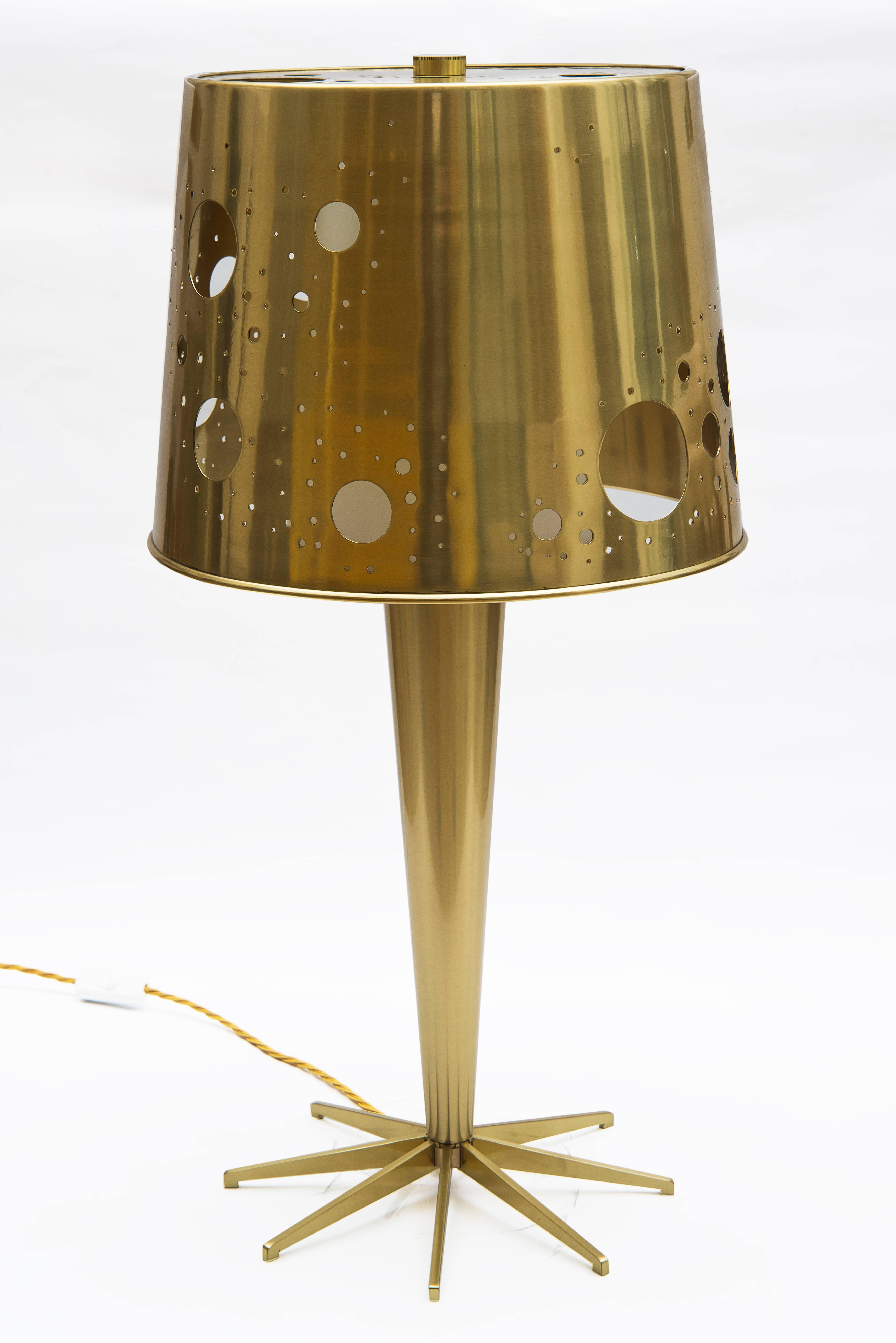 Roberto Giulio Rida, Italy, 1943.
Pair of 'Lattea' table lamps.
Pair of brass table lamps, two shades, one internal lampshade in white glass,
and the external lampshade in perforated brass. 
Signed.
Italy, contemporary.
Measures: Height 69 cm,