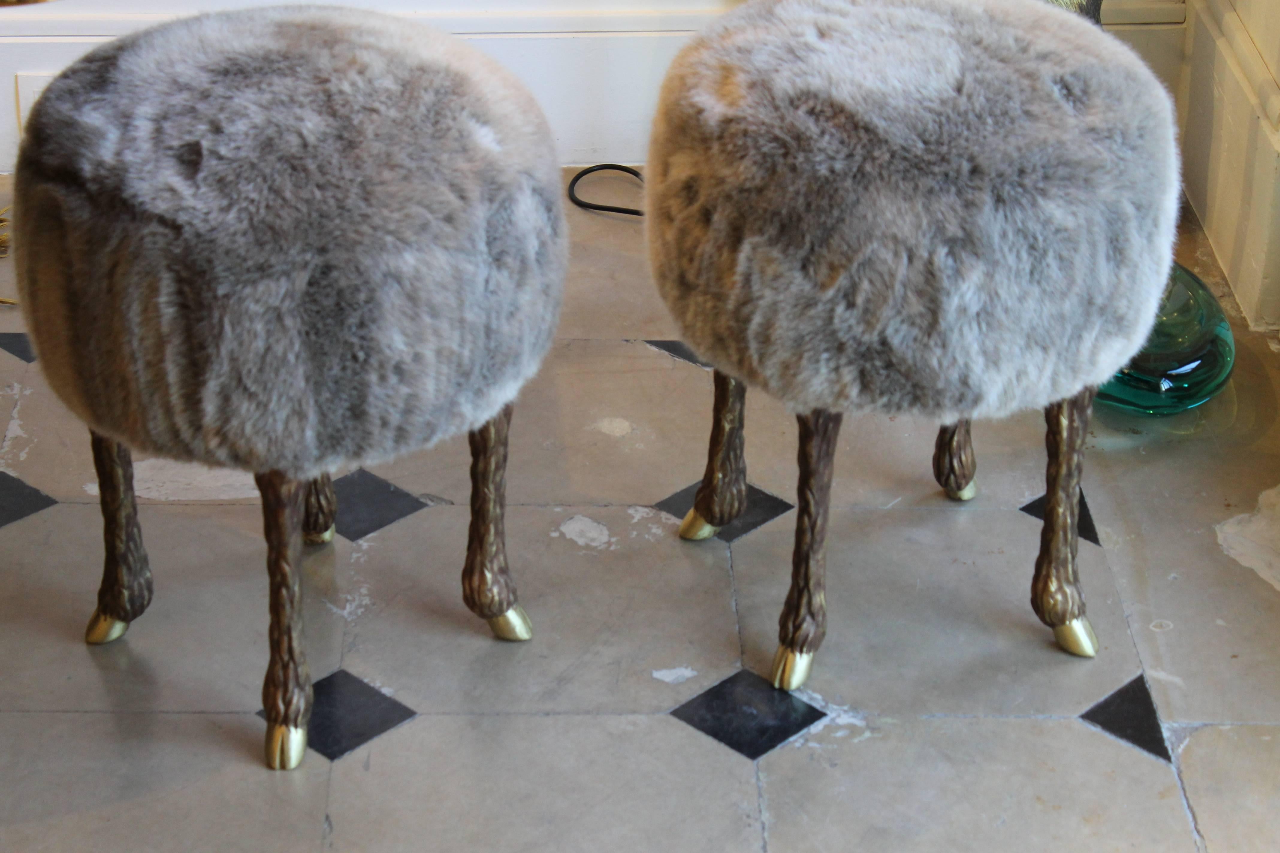 RC Bankowsky.

Marc Bankowsky.
Pair of stools.

Eco-fur, patinated bronze feet.

Measures: H 53 cm; D 40 cm.
Signed,

France, 2016.