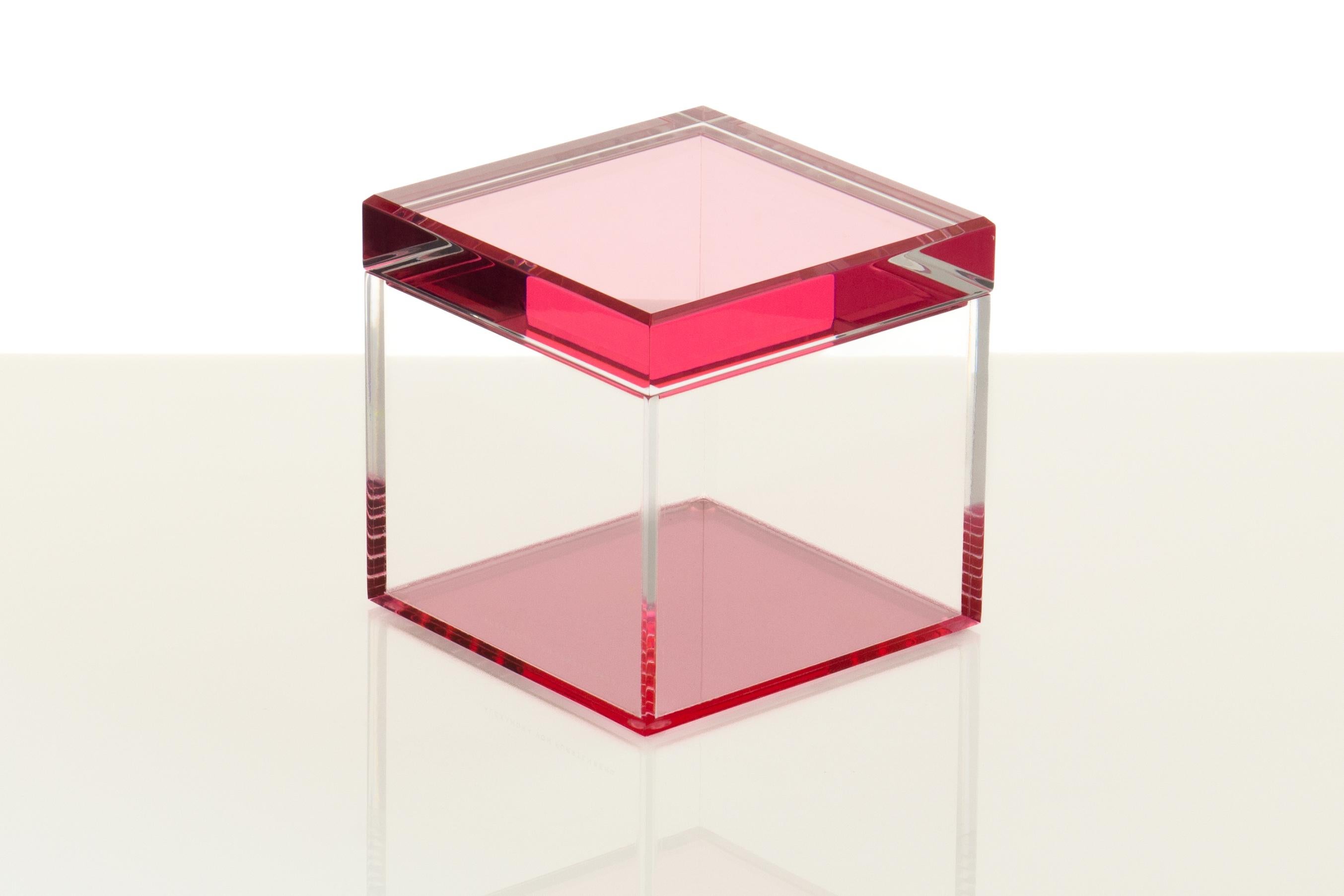 La boîte à trésors cubique en tulipe d'Alexandra Von Furstenberg est une fusion frappante de design moderne et d'élégance fonctionnelle. Fabriqué en acrylique de qualité supérieure, ce cube de 5 pouces est parfait pour mettre en valeur vos objets