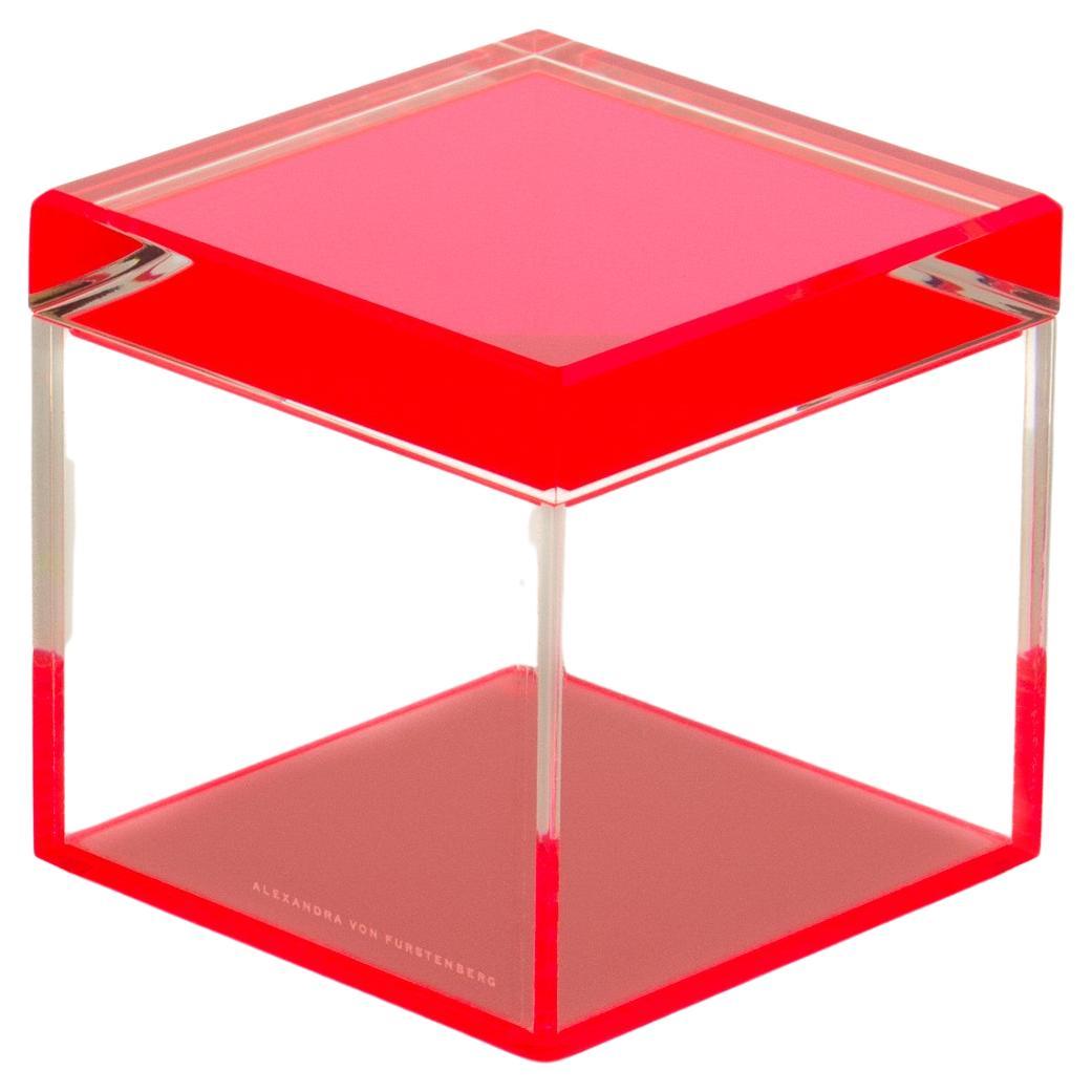 Boîte cubique en acrylique de couleur rouge par la designer Alexandra Von Furstenberg en vente