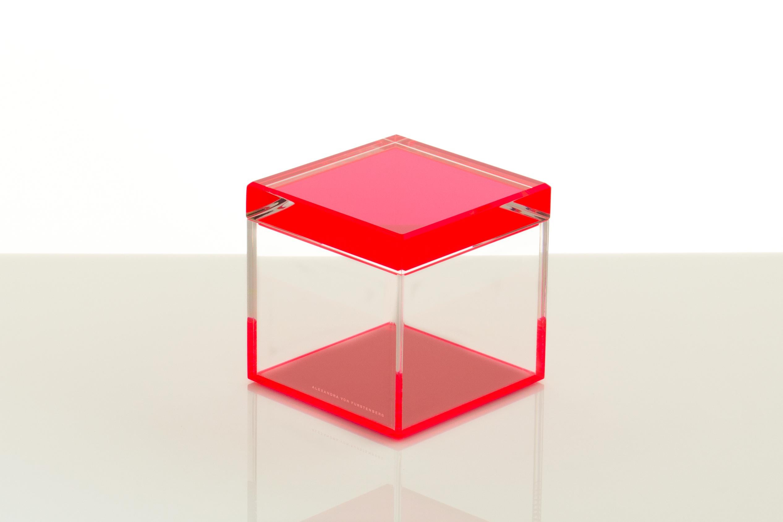 La boîte à trésors cubique en rouge d'Alexandra Von Furstenberg est une fusion frappante de design moderne et d'élégance fonctionnelle. Fabriqué en acrylique de qualité supérieure, ce cube de 5 pouces est parfait pour mettre en valeur vos objets