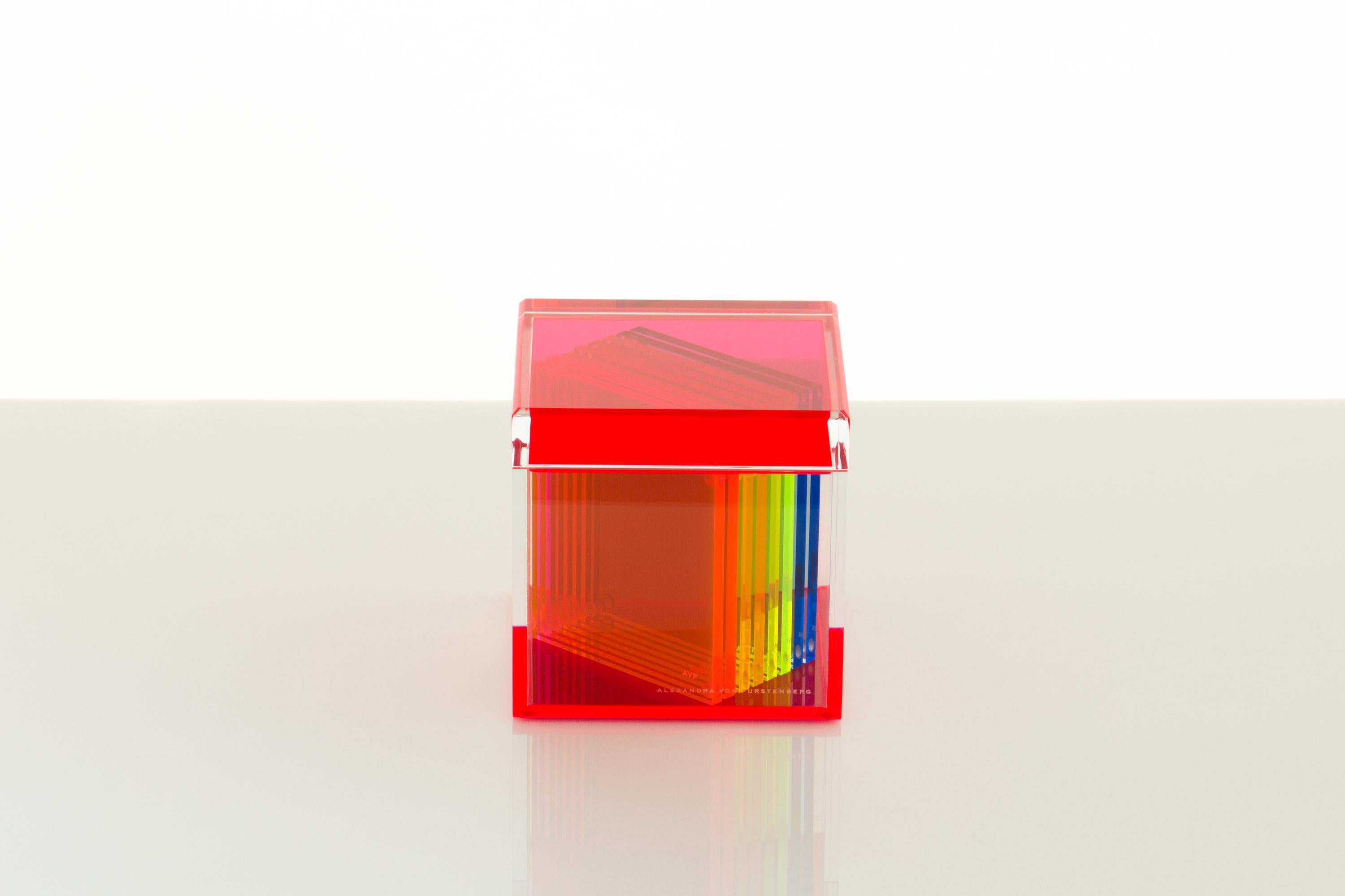 Moderne Boîte cubique en acrylique de couleur rouge par la designer Alexandra Von Furstenberg en vente