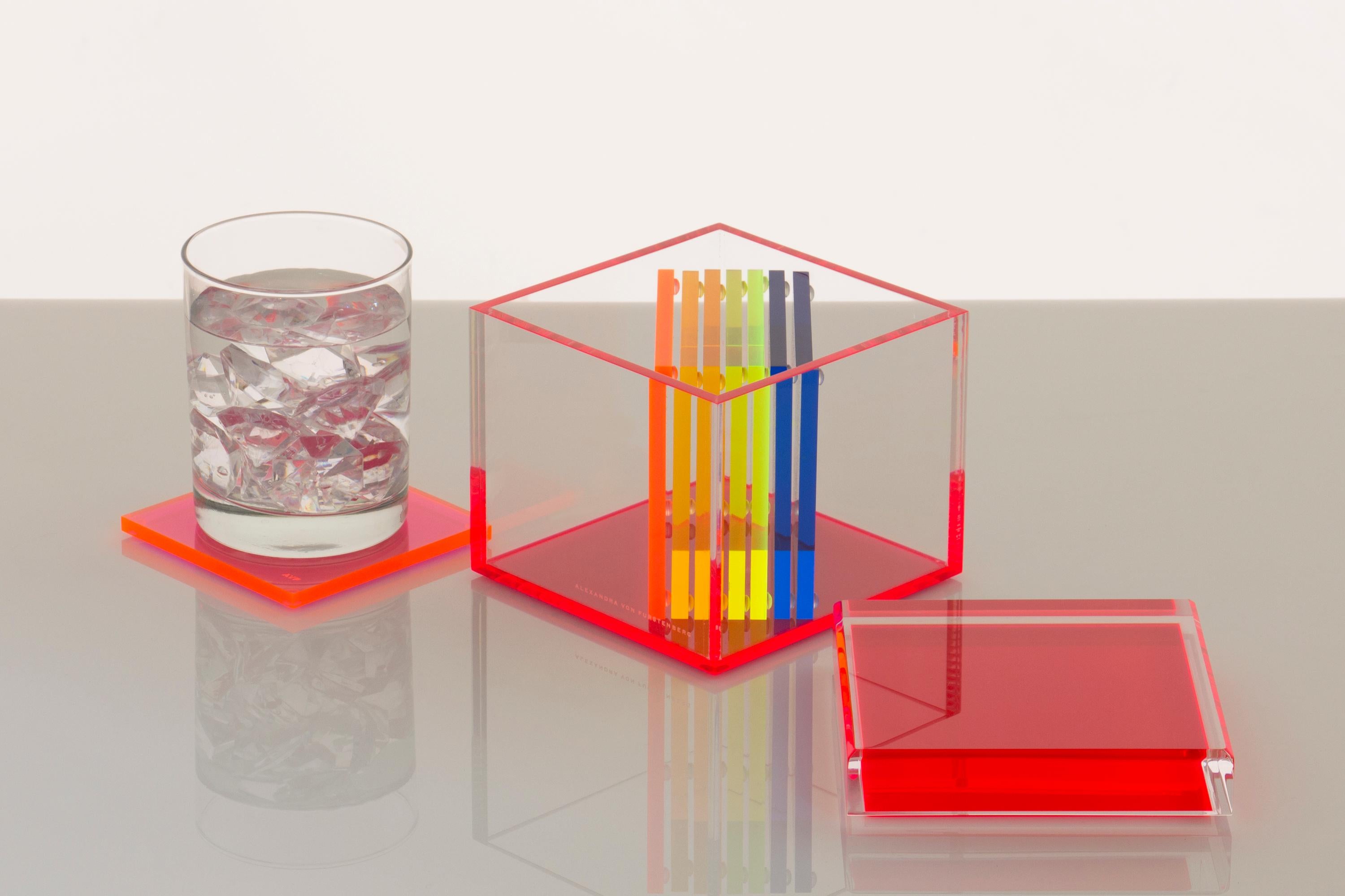 Américain Boîte cubique en acrylique de couleur rouge par la designer Alexandra Von Furstenberg en vente