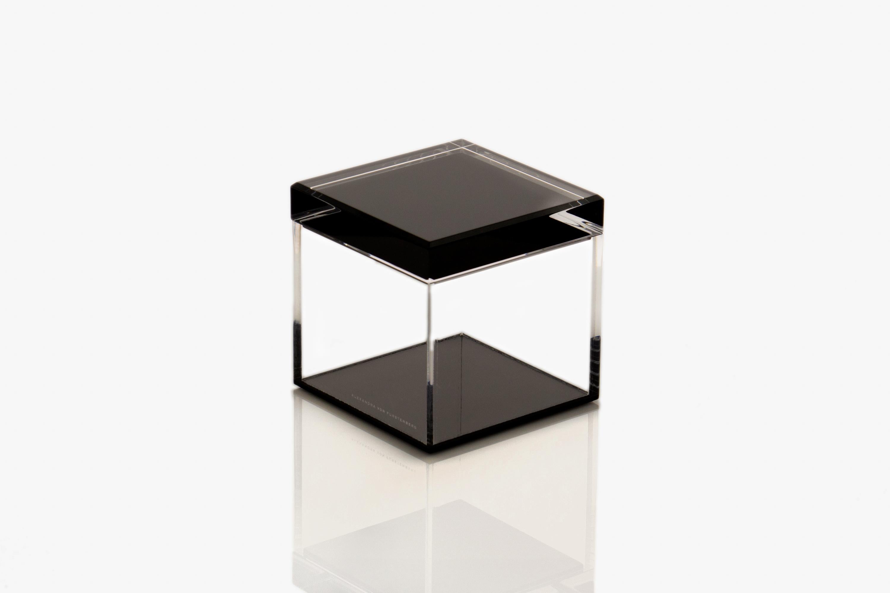 La boîte à trésors Cubic en noir d'Alexandra Von Furstenberg est une fusion frappante de design moderne et d'élégance fonctionnelle. Fabriqué en acrylique de qualité supérieure, ce cube de 5 pouces est parfait pour mettre en valeur vos objets