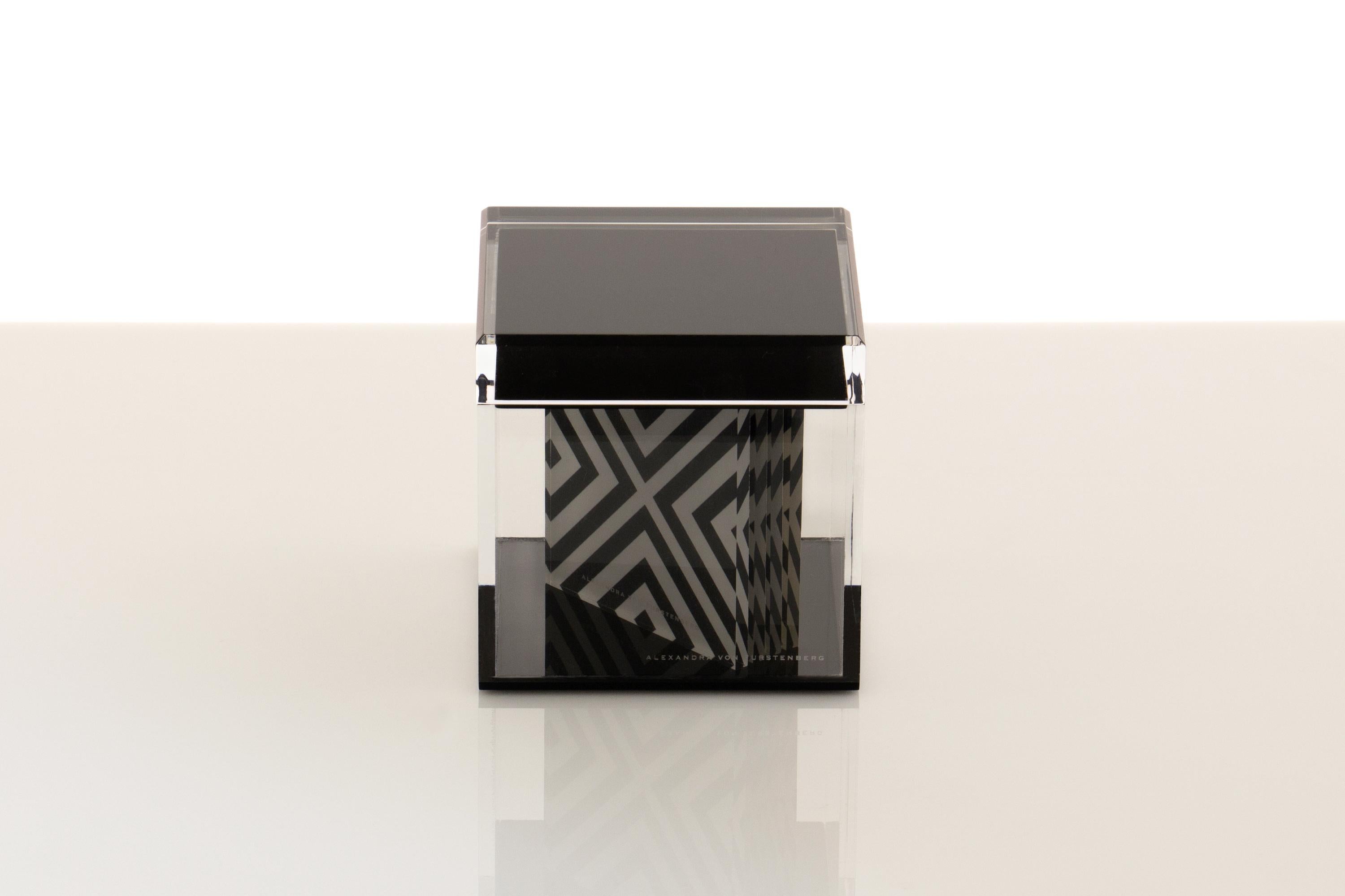 Moderne Boîte cubique en acrylique noir par le Design Alexandra Von Furstenberg en vente