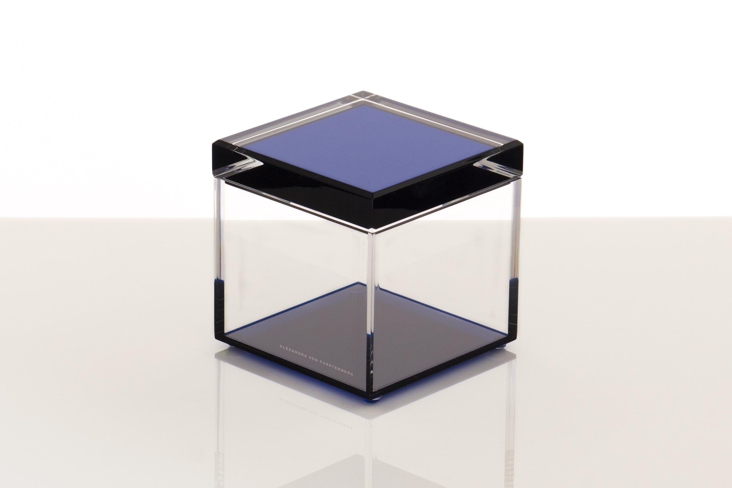 La boîte à trésors cubique en saphir d'Alexandra Von Furstenberg est une fusion frappante de design moderne et d'élégance fonctionnelle. Fabriqué en acrylique de qualité supérieure, ce cube de 5 pouces est parfait pour mettre en valeur vos objets