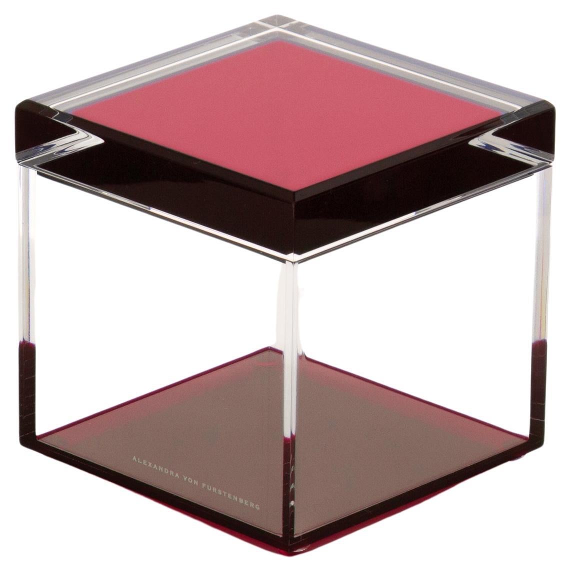Boîte cubique en acrylique de couleur rubis par le Design Alexandra Von Furstenberg