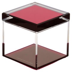 Boîte cubique en acrylique de couleur rubis par le Design Alexandra Von Furstenberg