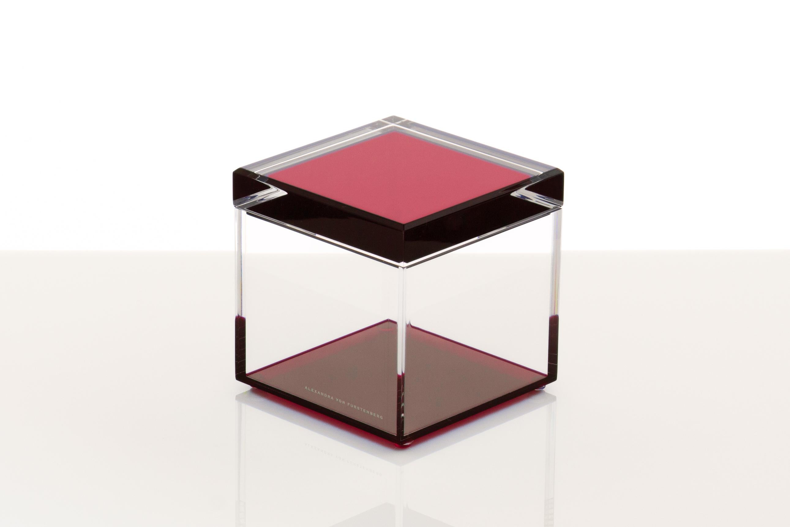 La boîte à trésors cubique en rubis d'Alexandra Von Furstenberg est une fusion frappante de design moderne et d'élégance fonctionnelle. Fabriqué en acrylique de qualité supérieure, ce cube de 5 pouces est parfait pour mettre en valeur vos objets