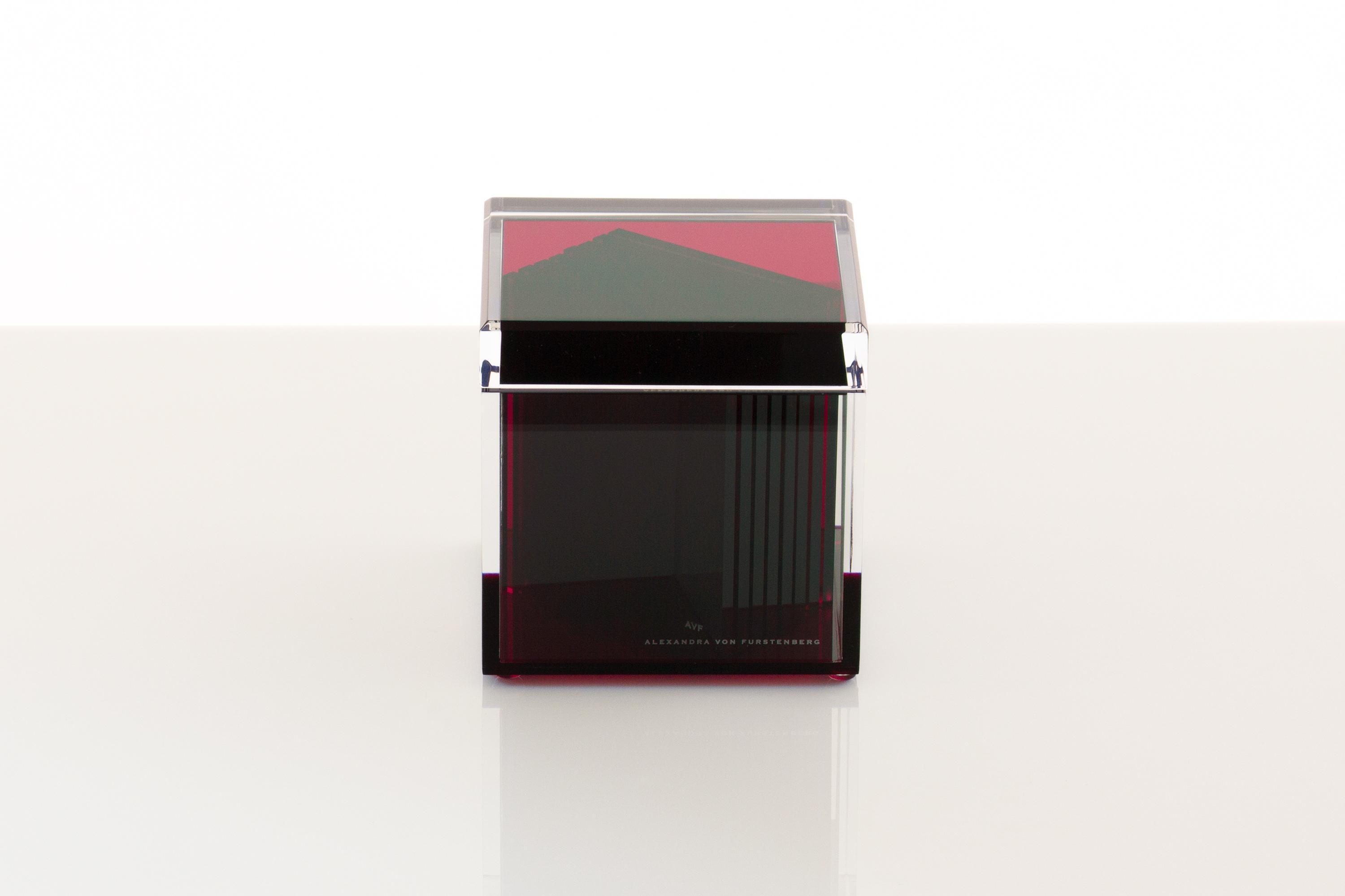 Moderne Boîte cubique en acrylique de couleur rubis par le Design Alexandra Von Furstenberg en vente