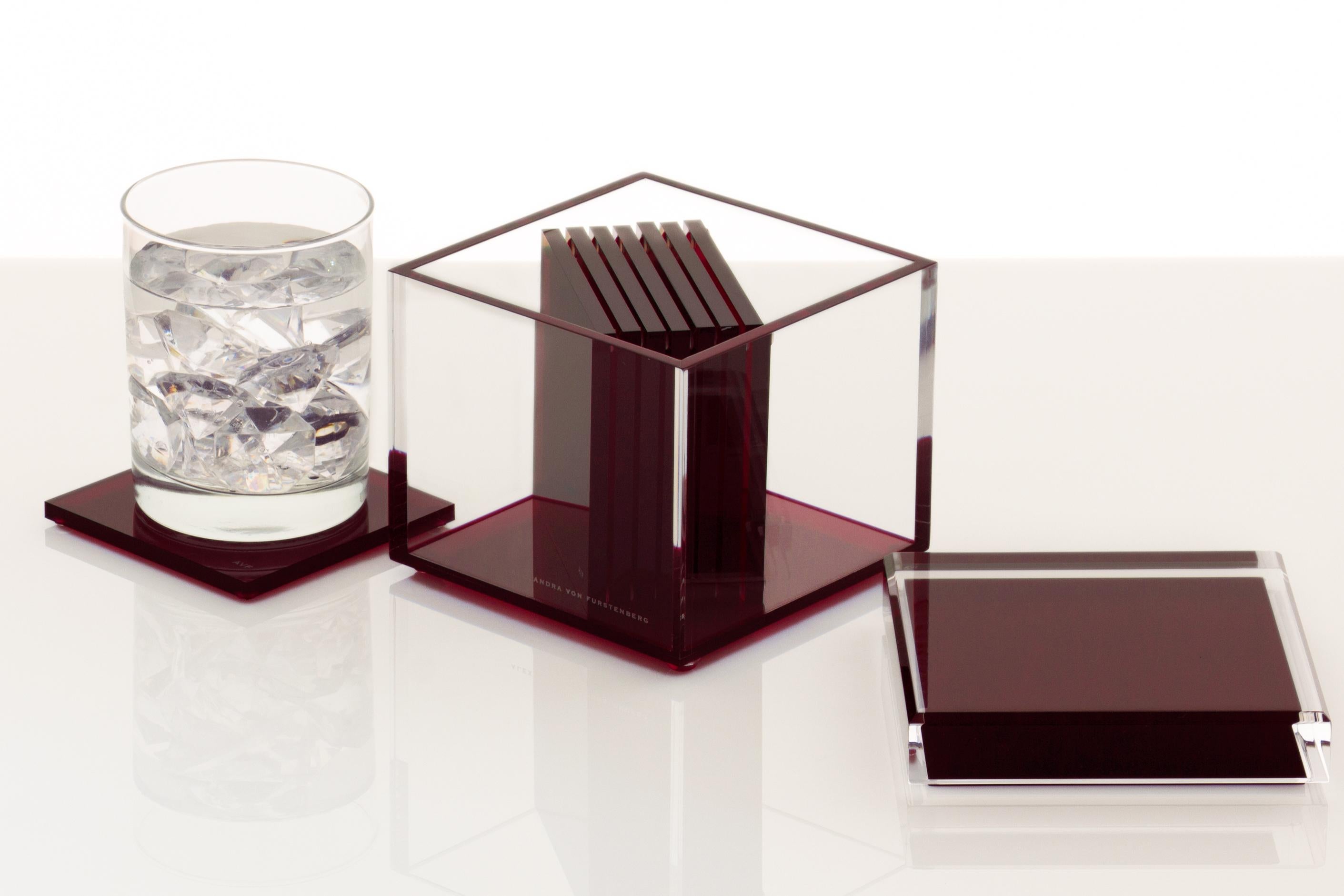 Américain Boîte cubique en acrylique de couleur rubis par le Design Alexandra Von Furstenberg en vente