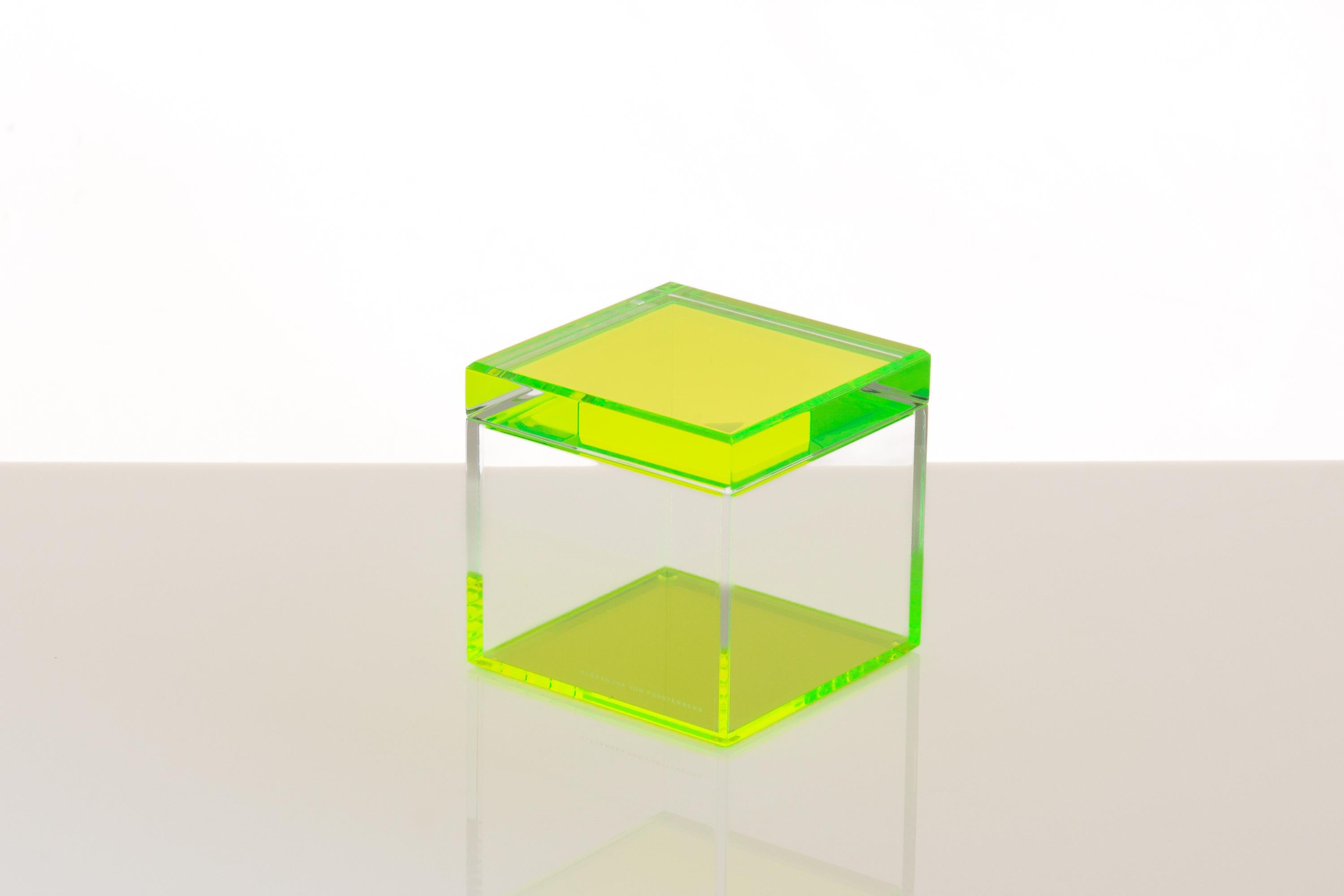 La boîte à trésors cubique en vert d'Alexandra Von Furstenberg est une fusion frappante de design moderne et d'élégance fonctionnelle. Fabriqué en acrylique de qualité supérieure, ce cube de 5 pouces est parfait pour mettre en valeur vos objets