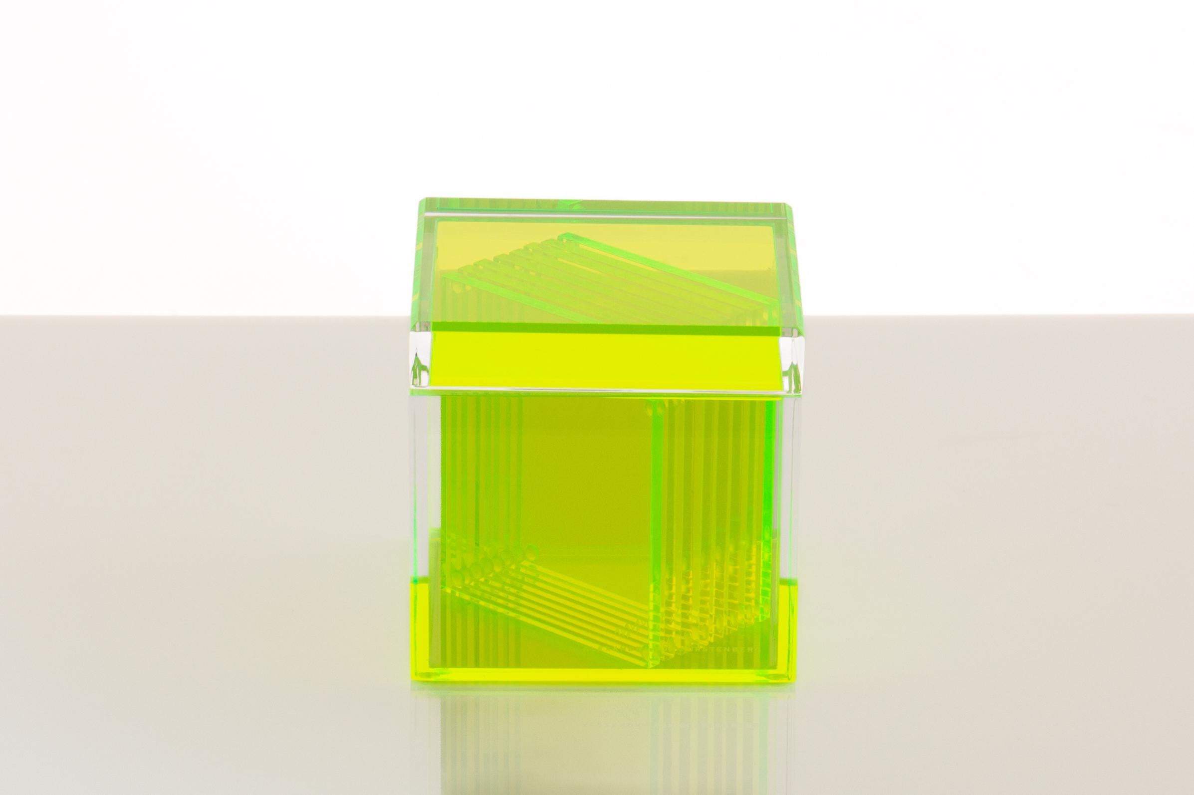 Moderne Boîte cubique en acrylique vert par le Design Alexandra Von Furstenberg en vente