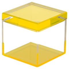 Boîte cubique en acrylique de couleur jaune par le Design Alexandra Von Furstenberg