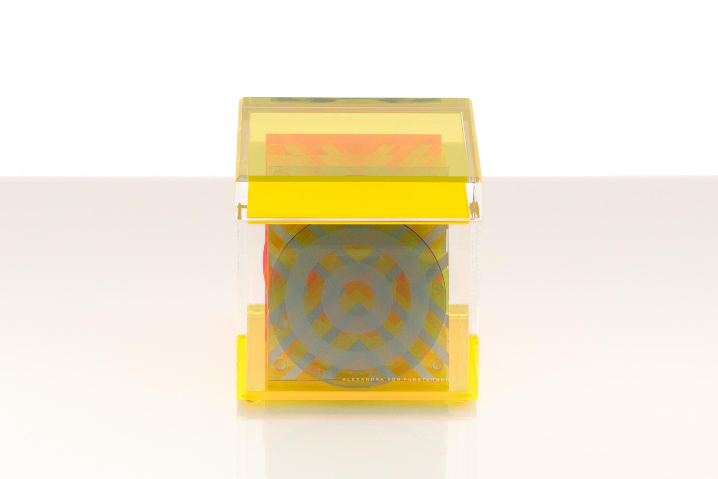 Moderne Boîte cubique en acrylique de couleur jaune par le Design Alexandra Von Furstenberg en vente