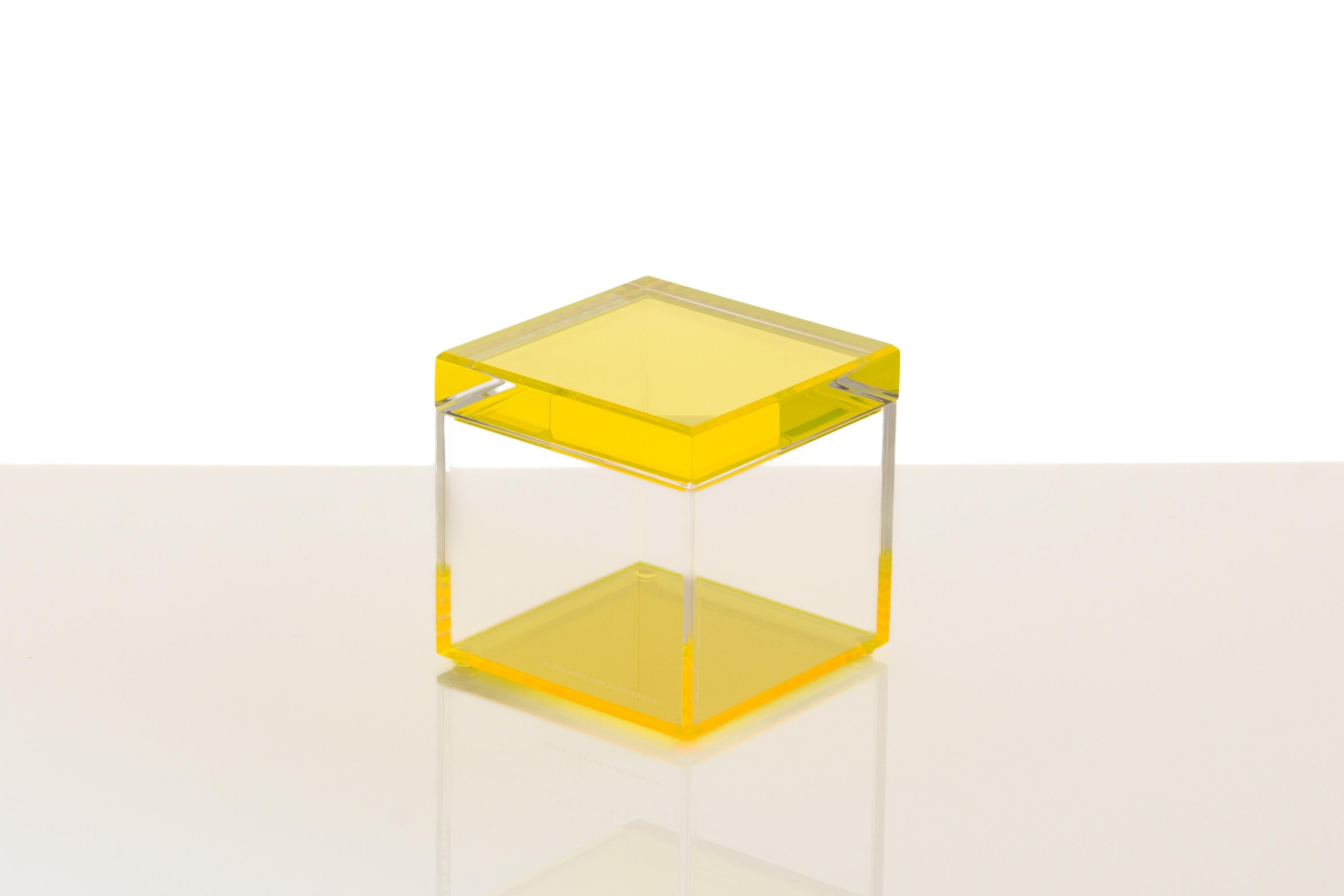La boîte à trésors cubique en jaune d'Alexandra Von Furstenberg est une fusion frappante de design moderne et d'élégance fonctionnelle. Fabriqué en acrylique de qualité supérieure, ce cube de 5 pouces est parfait pour mettre en valeur vos objets