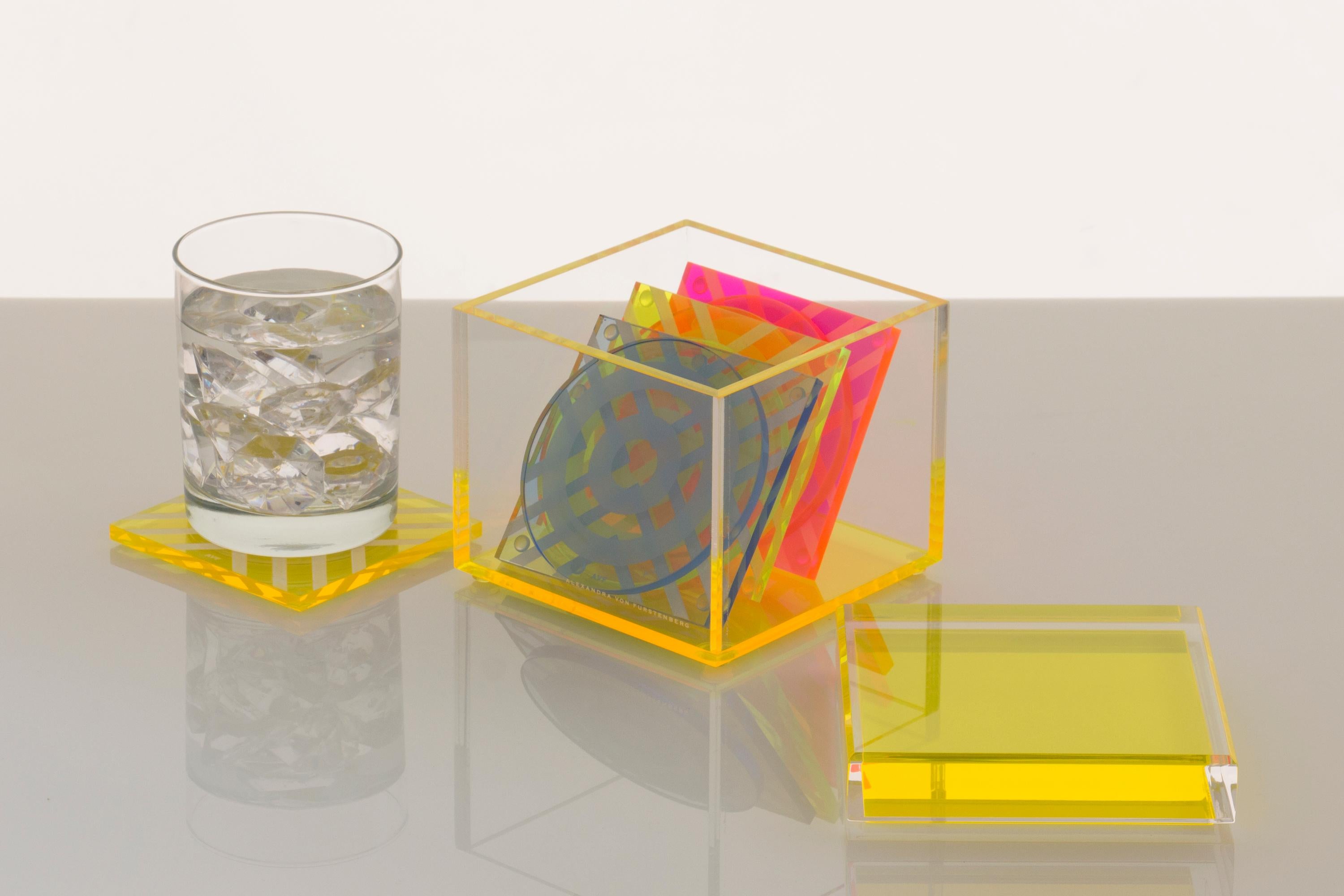 Américain Boîte cubique en acrylique de couleur jaune par le Design Alexandra Von Furstenberg en vente