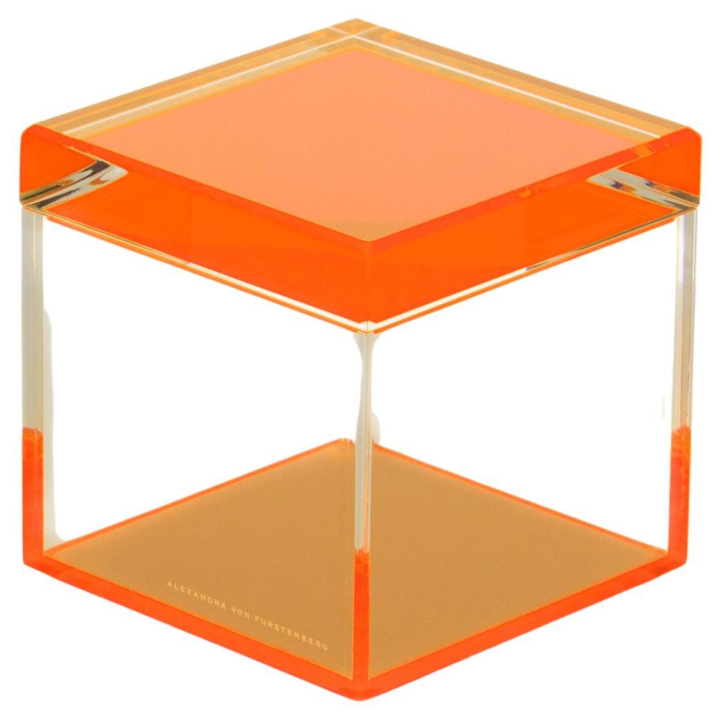 Boîte cubique en acrylique de couleur orange par le Design Alexandra Von Furstenberg