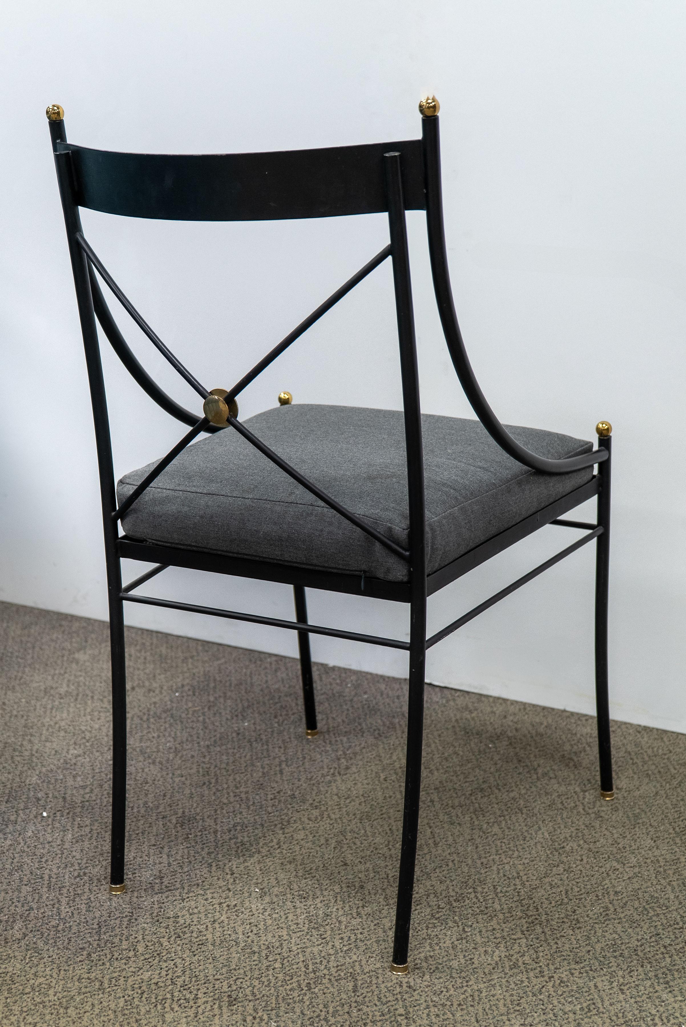 Tissu d'ameublement Ensemble de six chaises en fer de la Maison Jansen avec boules en laiton en vente