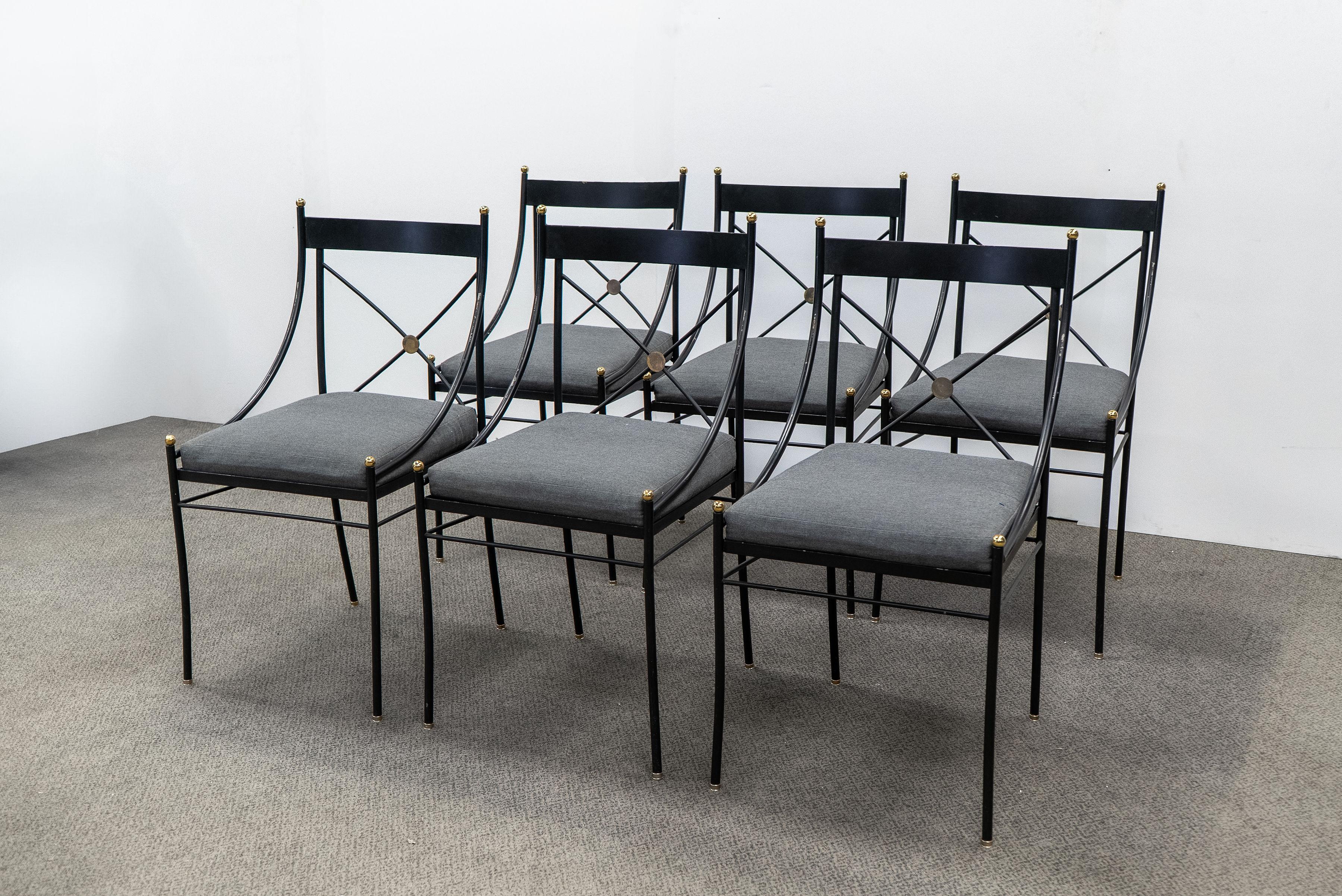 Ensemble de six chaises de salle à manger dans le style de la Maison Jansen. Convient à un usage extérieur (à l'exception des coussins). 
