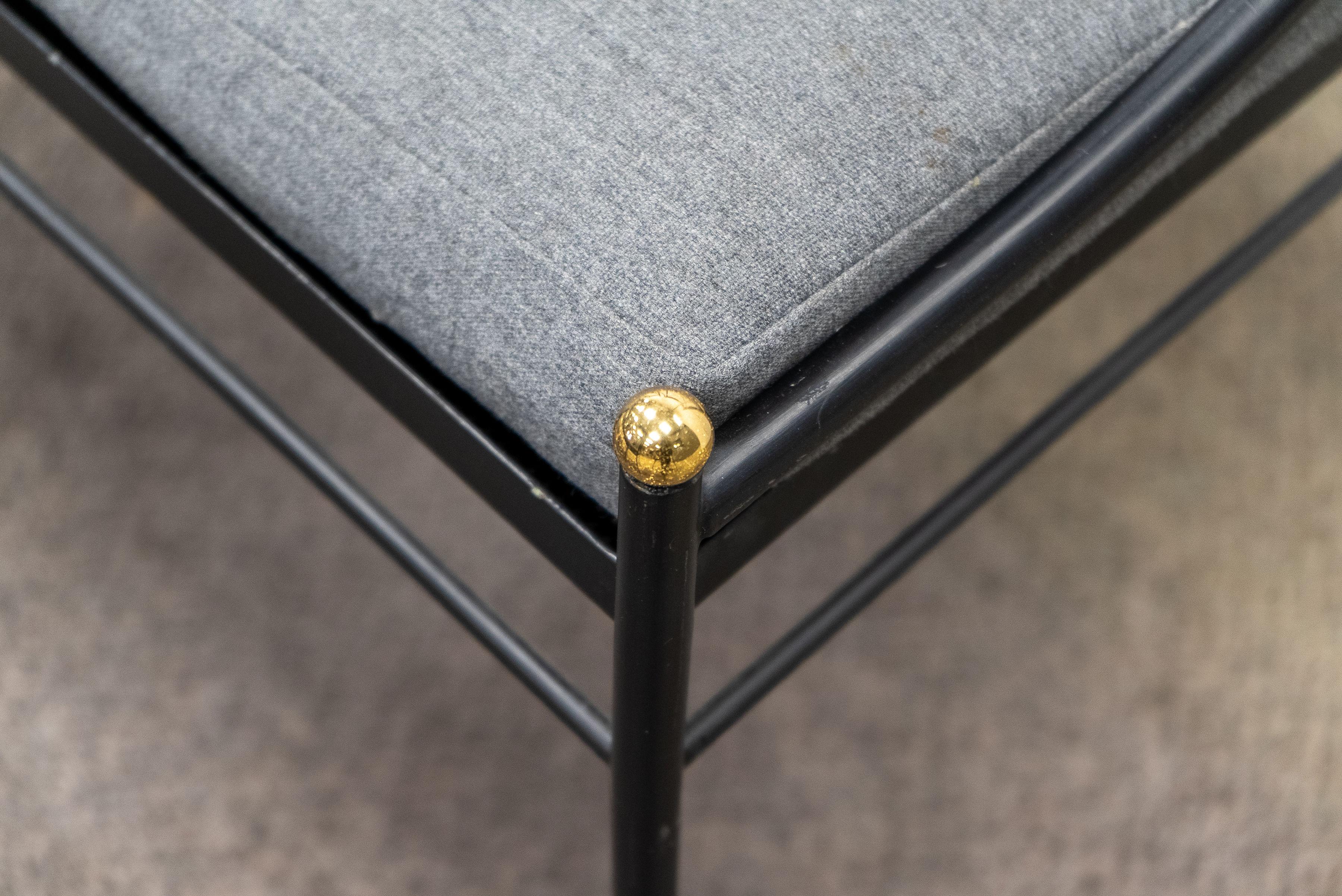 20ième siècle Ensemble de six chaises en fer de la Maison Jansen avec boules en laiton en vente