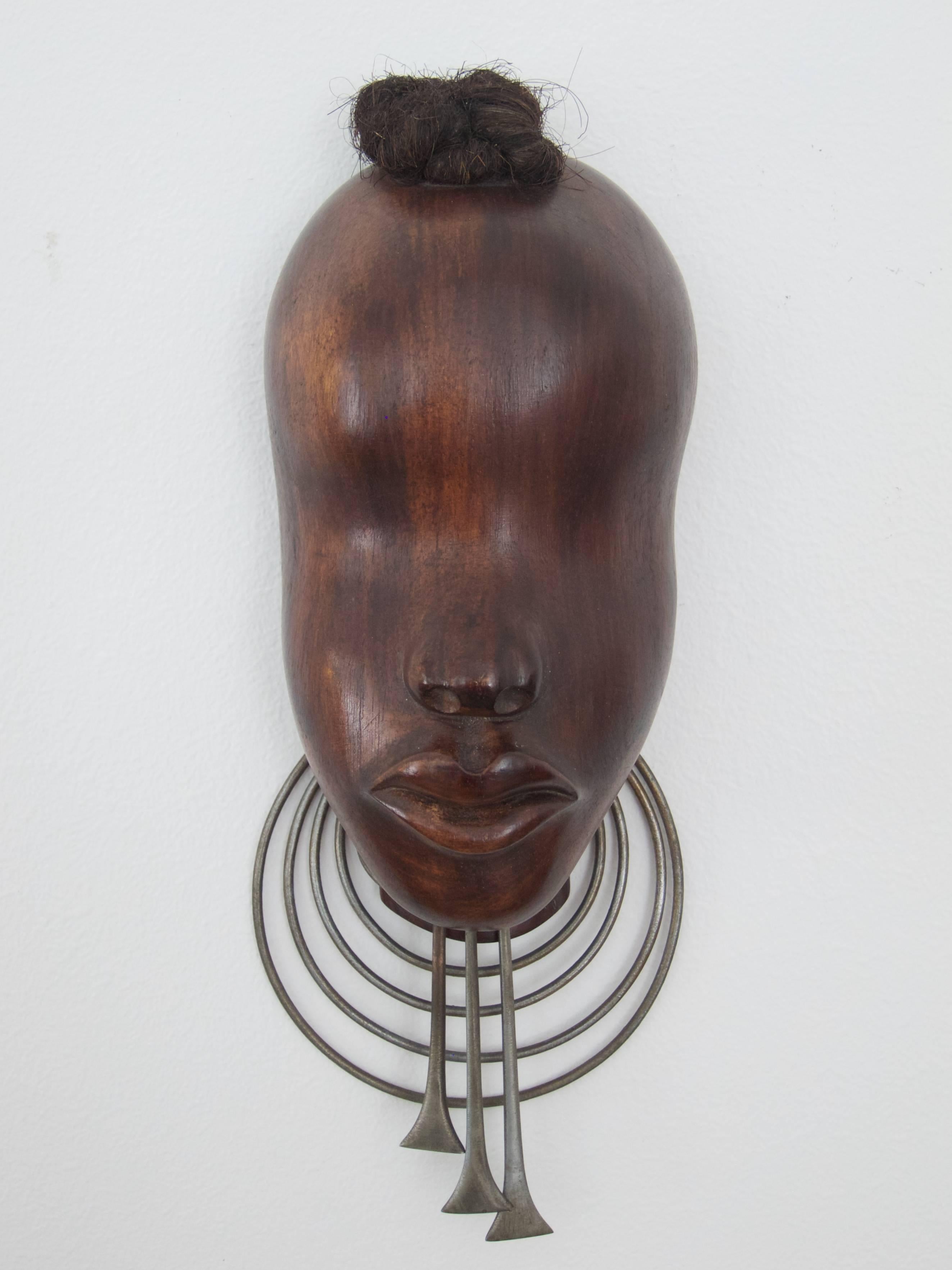 1930´s Wall Sculpture by Franz Hagenauer.
for Werkstätte (workshop)  Hagenauer, Wien

Stylized head on an African woman.

Carved nutwood, horsehair and patinated metal necklace.

height: 27,5 cm / 10,82 in

good condition - only the rings of the