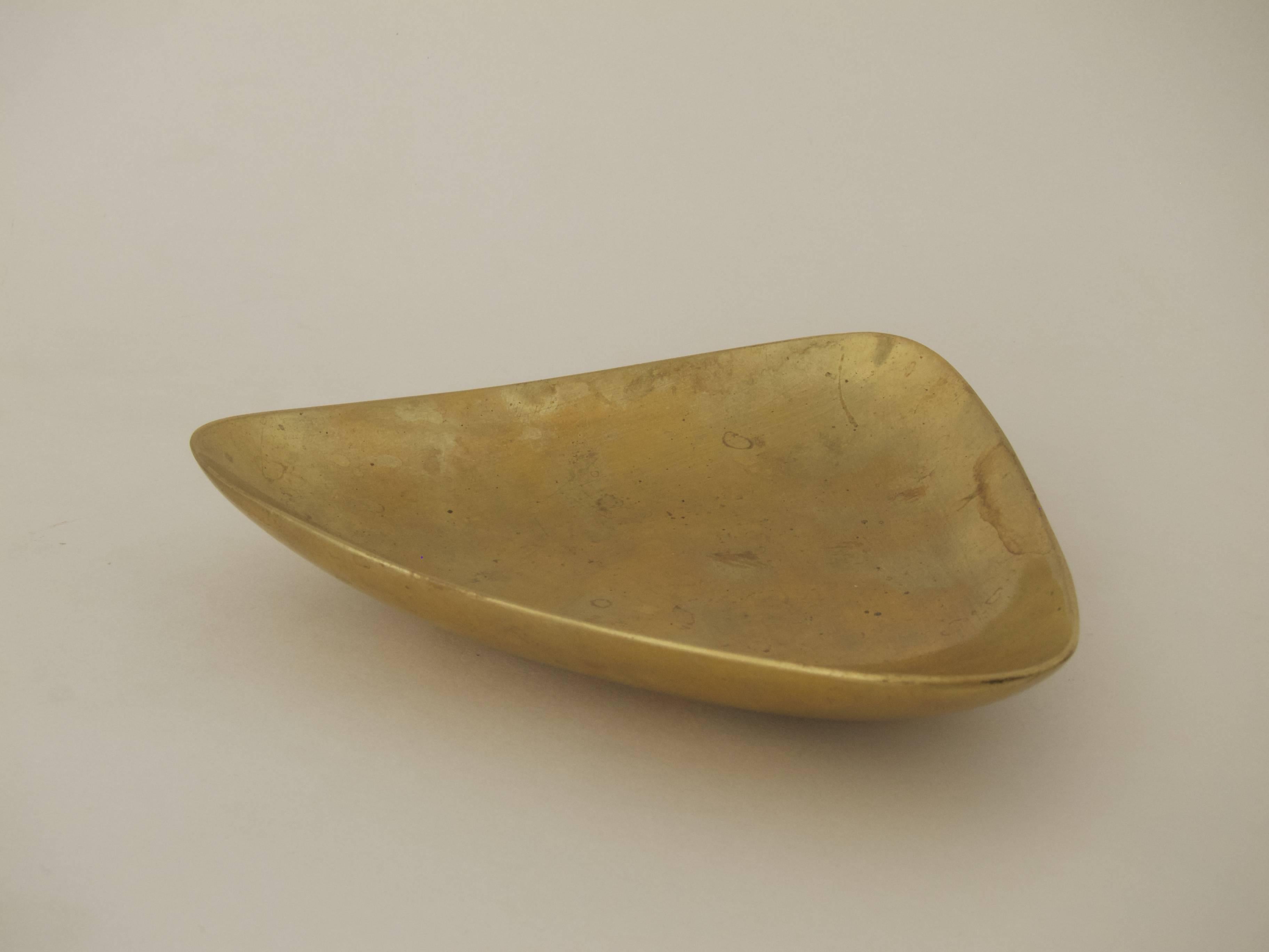 Small bowl by Carl Auböck,
1950s.
Brass.
Signed: Aubock logo, made in Austria.