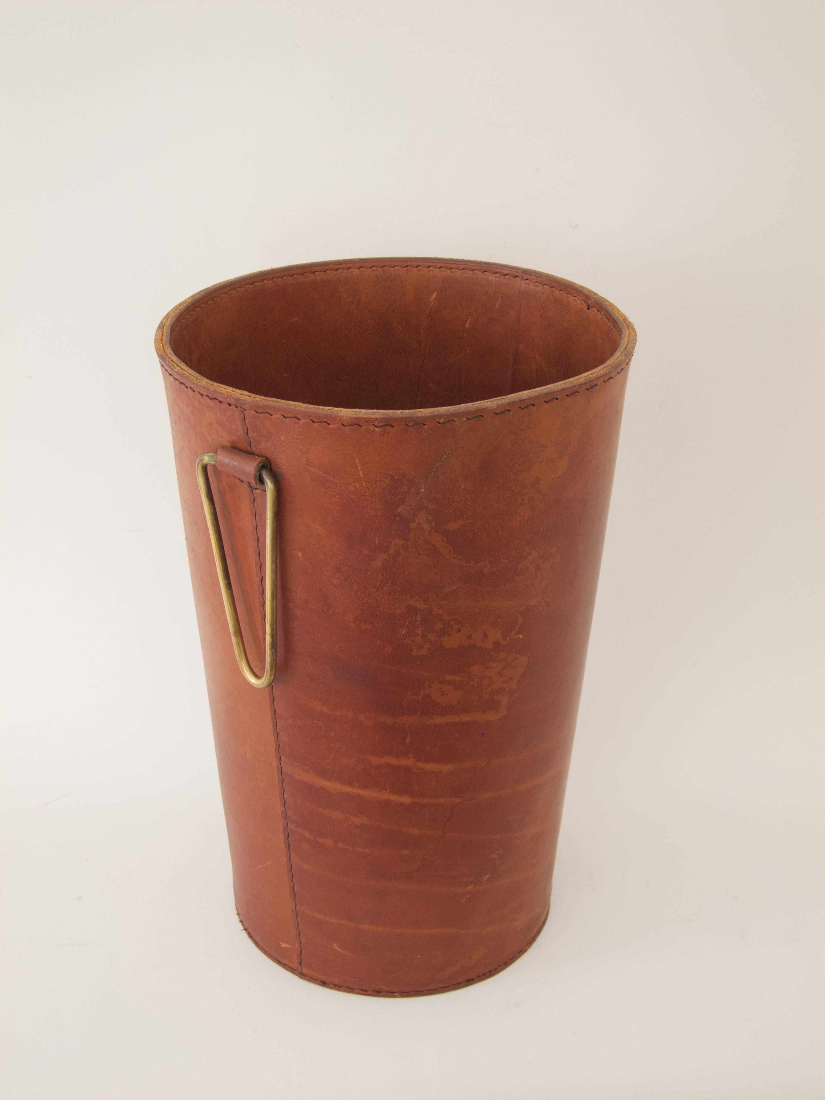 Very elegant, leather wastepaper basket by Carl Auböck.
Can also be used for hanging it on a hook on the desk or on the C. Auböck wardrobe.
Marked: MADE IN AUSTRIA
Good condition with a nice patina.
