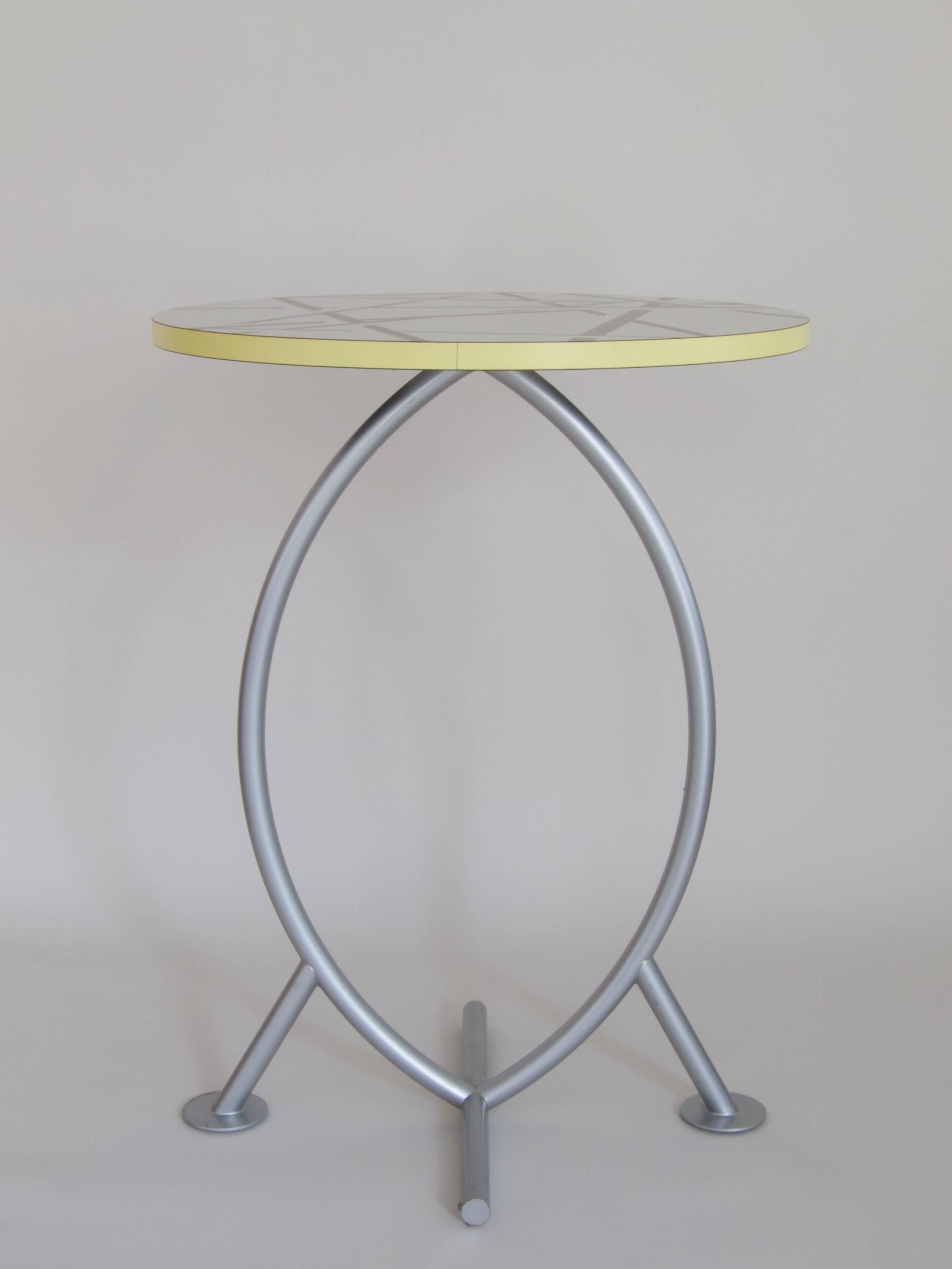 Occasional table ”Cairo” 1986
by Michele De Lucchi
for Memphis Milano
top: laminated wood, base: steel powder coated.
Ø 54,5, h 74,5 / Ø 21,46 in, h 29,33 in

Good condition with minor traces of gentle usage!
