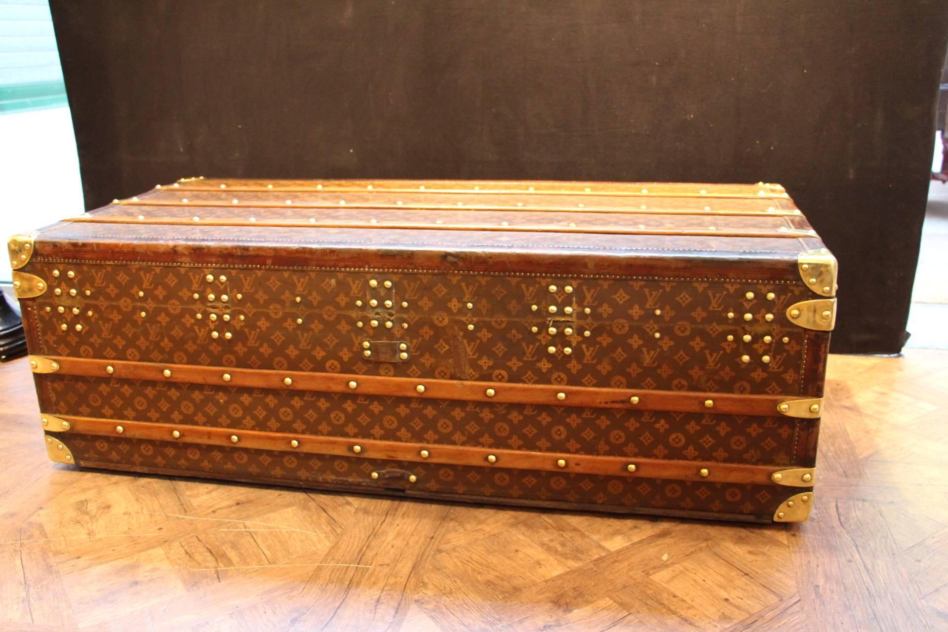This Louis Vuitton trunk features monogram canvas, brass corners locks, stamped studs and side handles as well as leather trim.
Its interior features a removable tray and it is all original in vey good condition. It is clean and doesn't smell.
Its