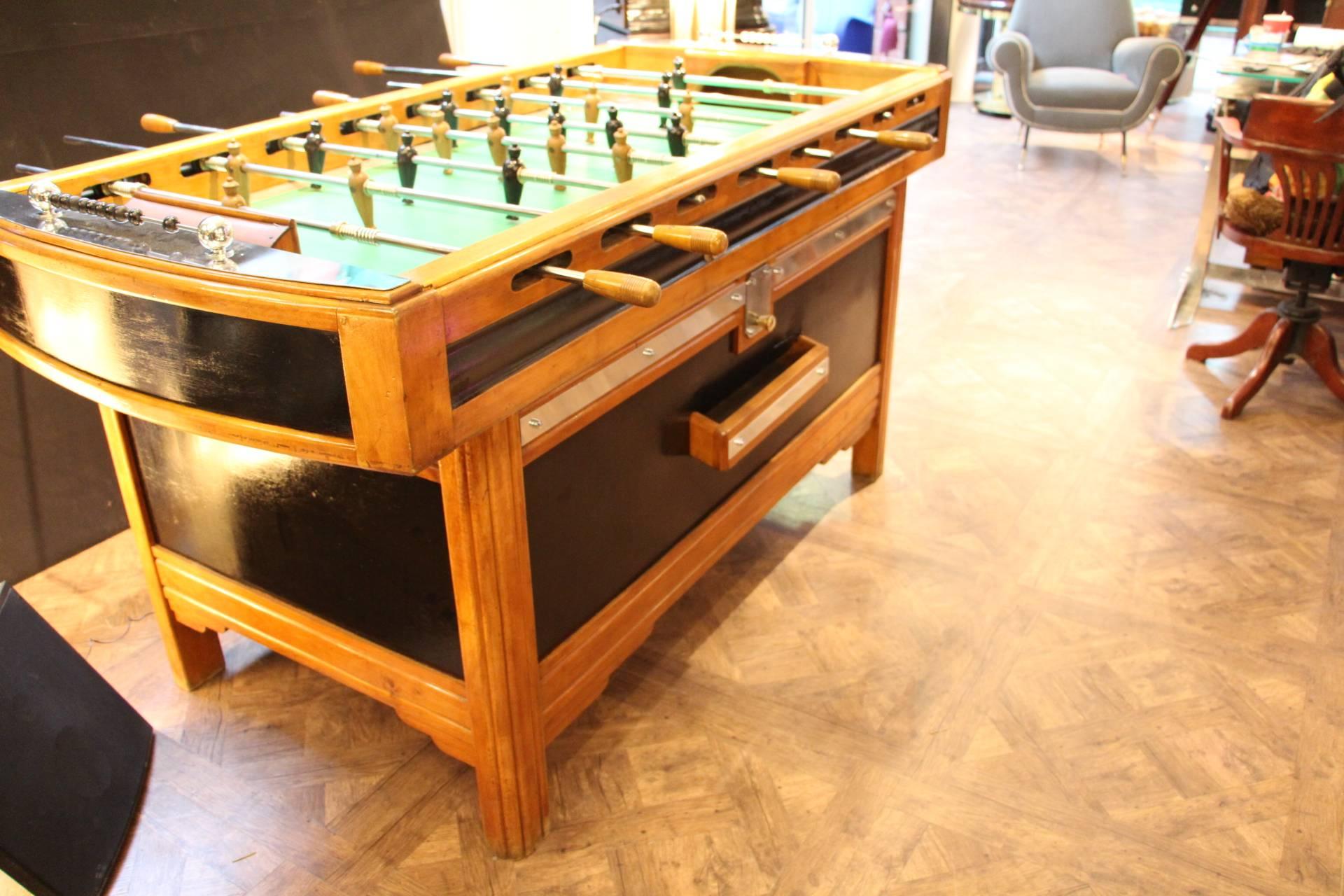 This typically French café’s foosball table is a magnificent piece, very elegant in all interiors and very fun because you can play hours long!!
Original players in carved wood, aluminum fittings, original green field.
Moreover the contrast of