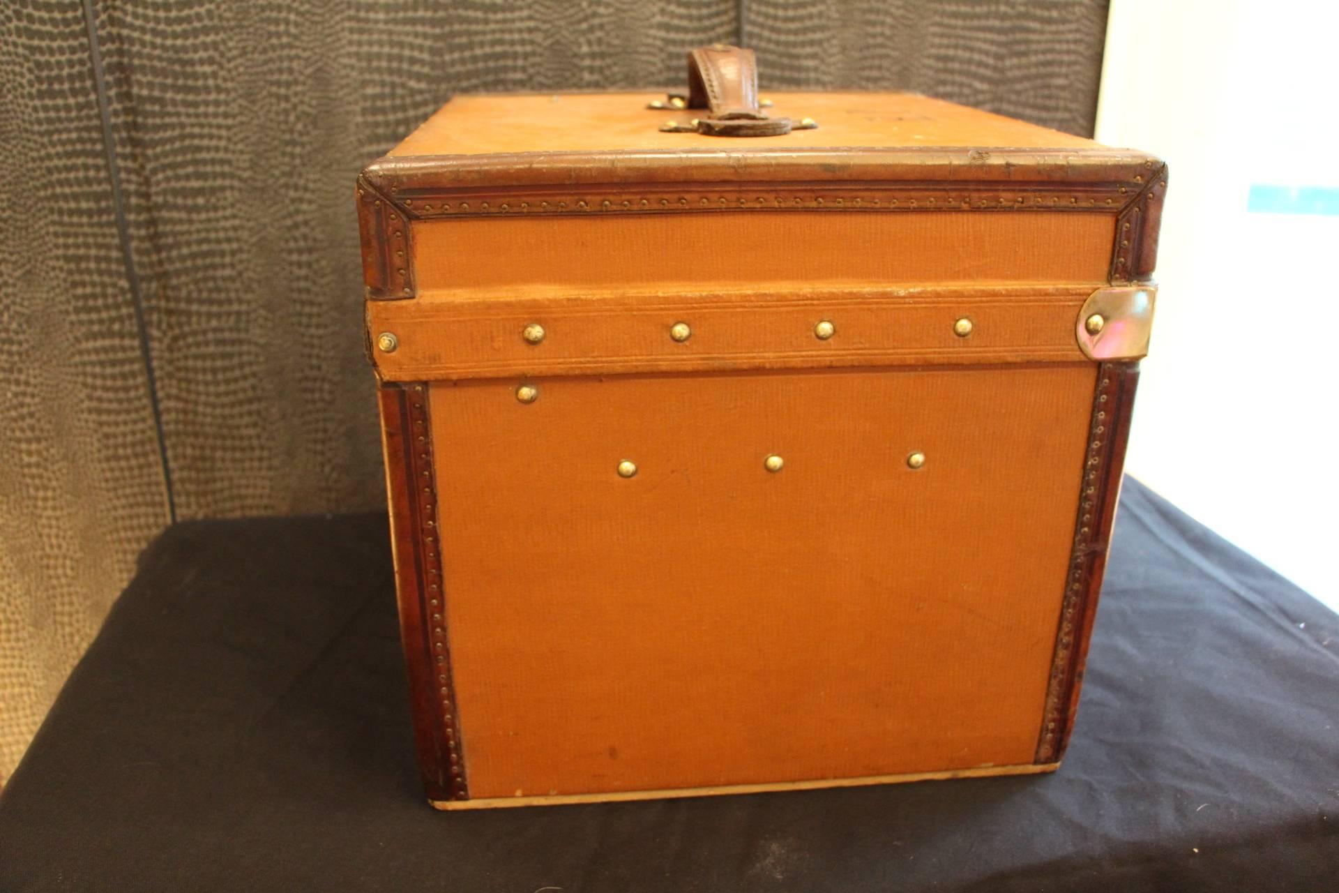 Very nice hat box featuring leather trim and top handle as well as brass corners and locks. Its interior is beige velvet and linen, all original.
Maker's plaque: Malle de Llion, 24 boulevard des Capucines, Paris.
Clean interior, convenient for